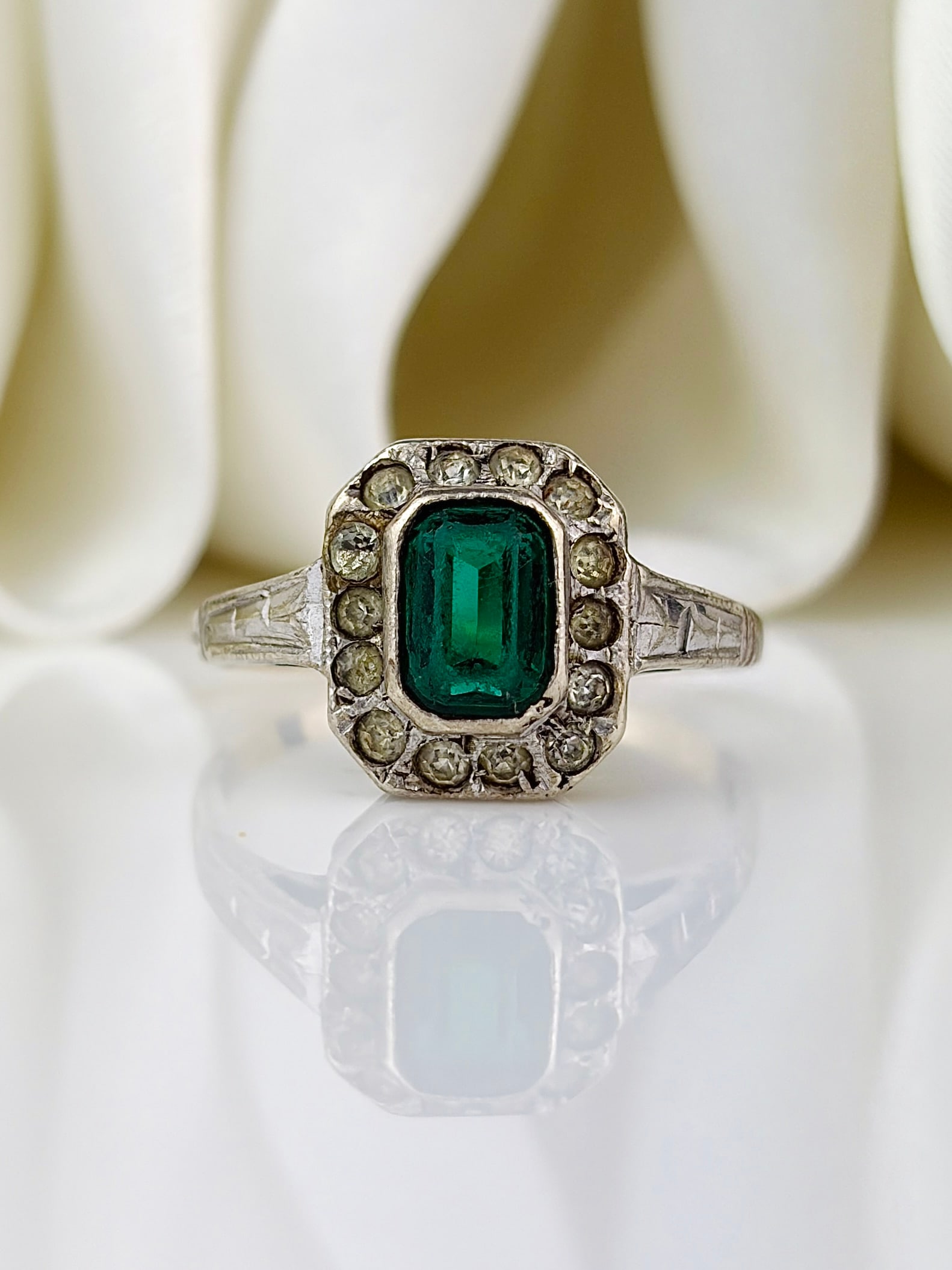 9ct Gold and Silver Set Ring (1 of 9)