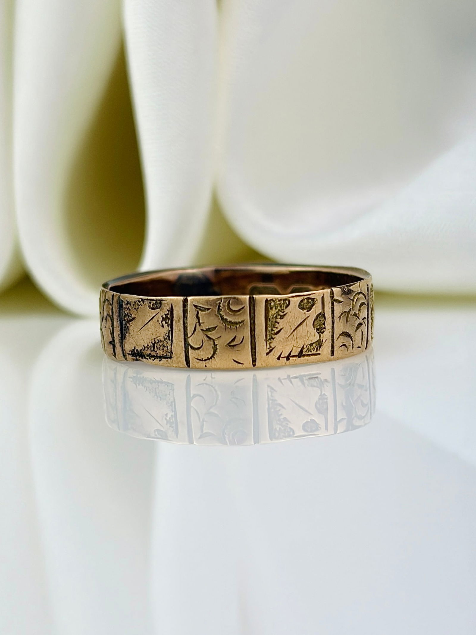 antique 12ct gold fancy wedding band ring: antique 12ct gold fancy wedding band ring Lovely design! Weight: 2g Size: UK M, US 6.5, Width 4mm, height off finger 0.4mm Materials: 12ct gold Hallmarks: c.1900, 12ct gold,
