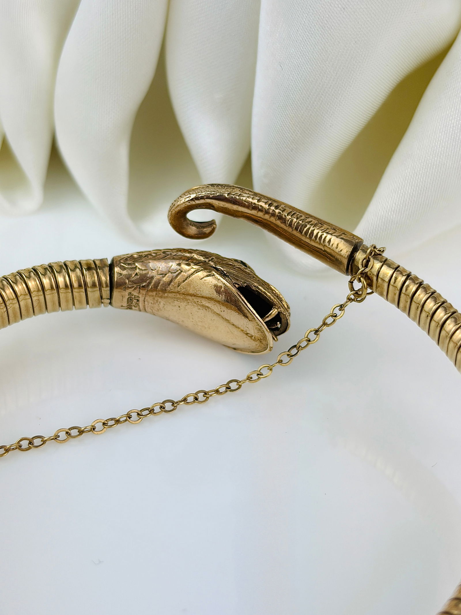 Vintage 9ct Gold Ruby encrusted Snake Bangle / Bracelet with emerald eyes - 3