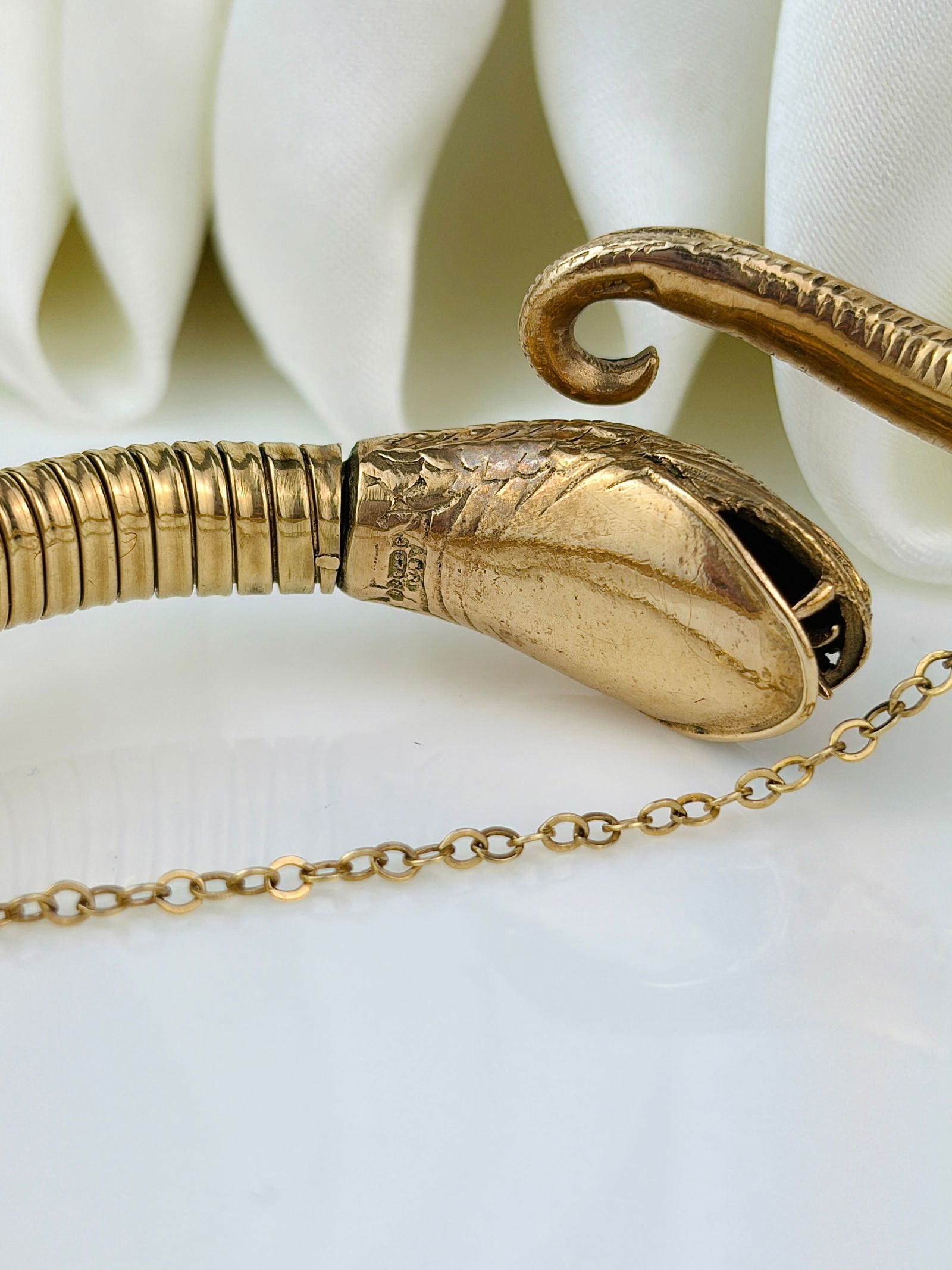 Vintage 9ct Gold Ruby encrusted Snake Bangle / Bracelet with emerald eyes - 4