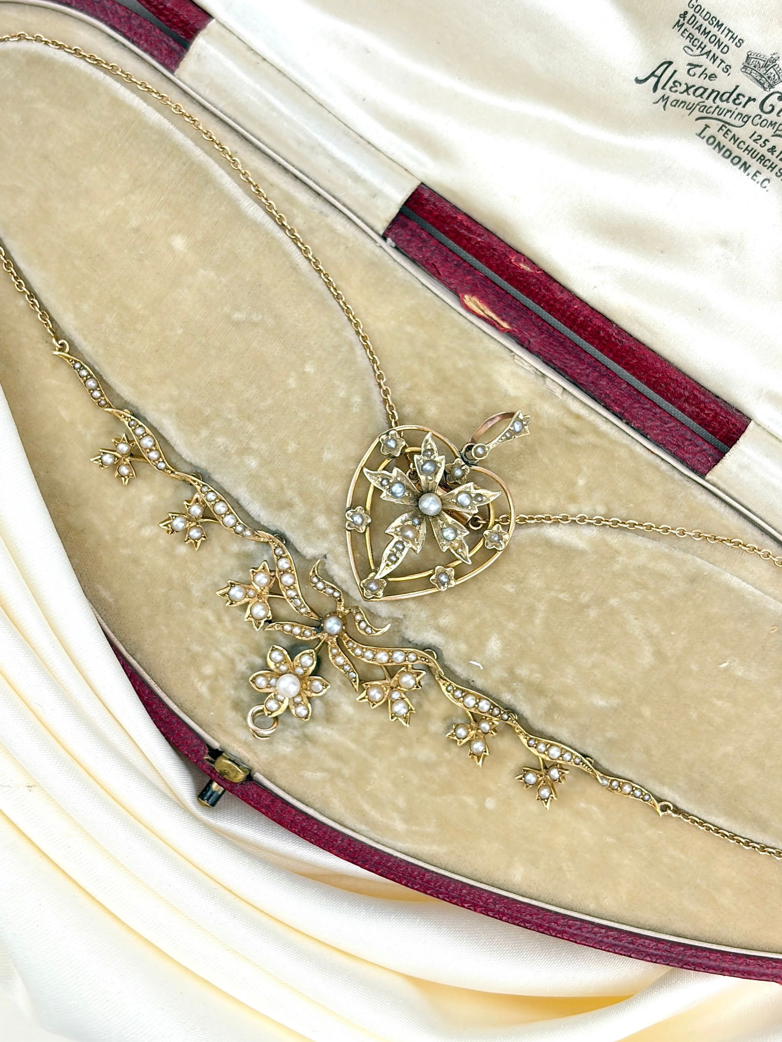 Antique 15ct Yellow Gold Pearl Necklace and Heart Pendant in fitted box: Antique 15ct Yellow Gold Pearl Necklace and Heart Pendant in fitted box Stunningly crafted antique necklace with the prettiest of pearls! The heart pendant is detachable, so the necklace can be worn