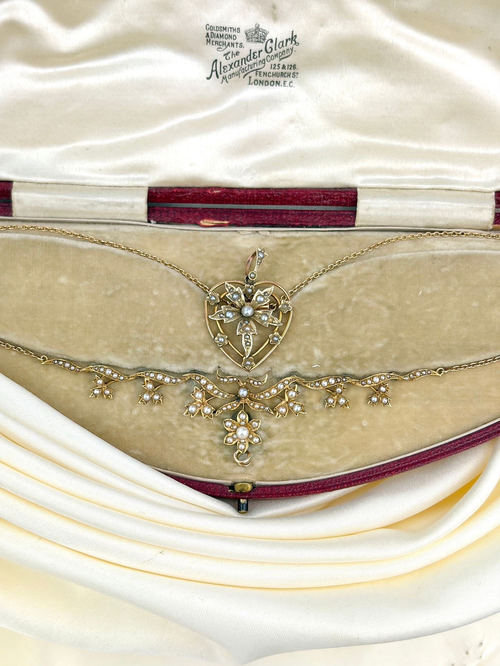 Antique 15ct Yellow Gold Pearl Necklace and Heart Pendant in fitted box - 2