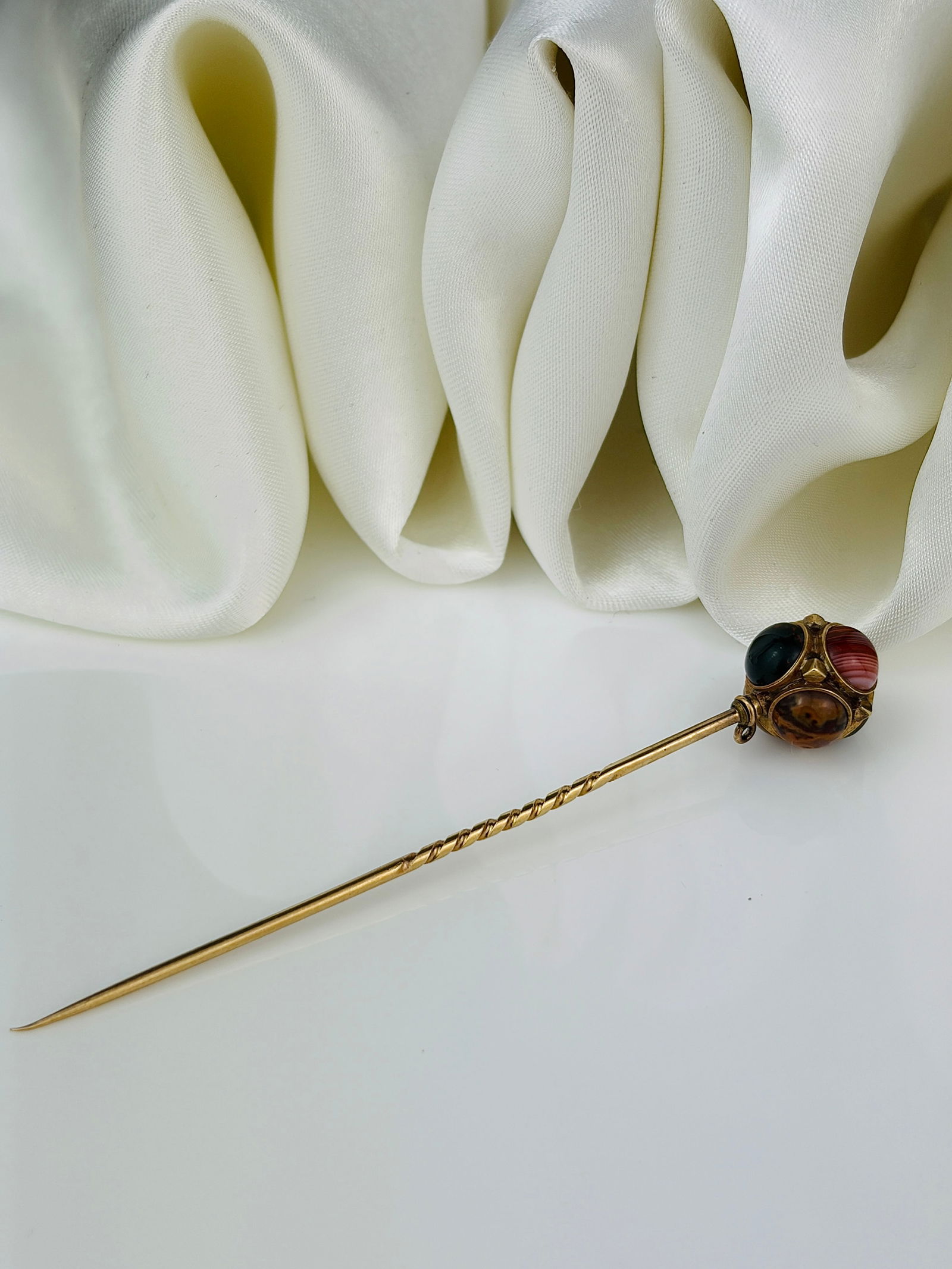 Vintage 9 Carat Yellow Gold Agate Multi Stone Pin - 3