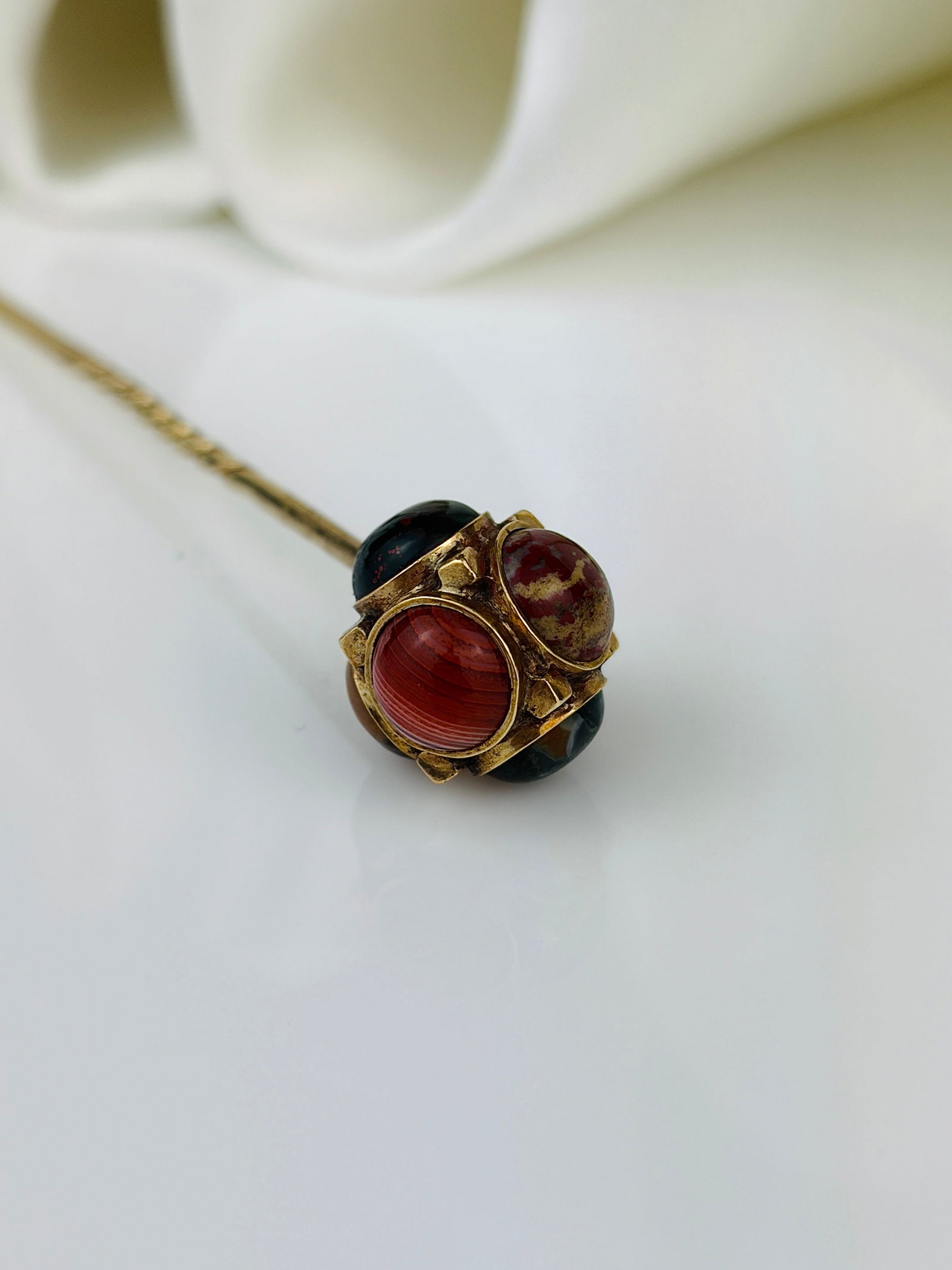 Vintage 9 Carat Yellow Gold Agate Multi Stone Pin - 4