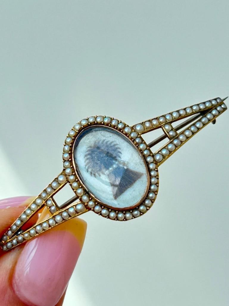 Antique Georgian Era Pearl Brooch in Antique Box: Antique Georgian Era Pearl Brooch in Antique Box most precious and beautiful Georgian brooch measurements size 50mm x 21mm weight 5.66g materials <p
