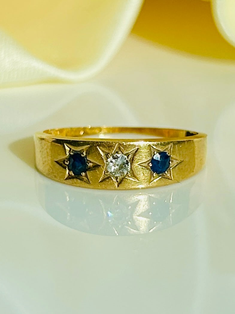 Antique 18ct Yellow Gold Sapphire and Diamond 3 Stone Star Ring: Antique 18ct Yellow Gold Sapphire and Diamond 3 Stone Star Ring
