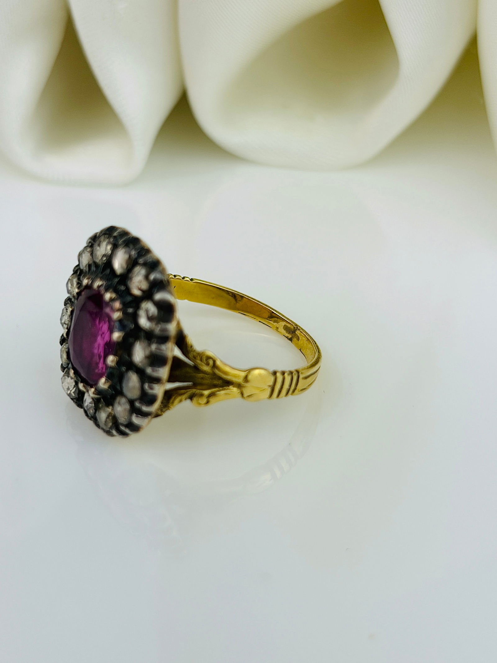 Antique Synthetic Ruby and Rose Cut Diamond Cluster Ring in 18ct Gold - 4