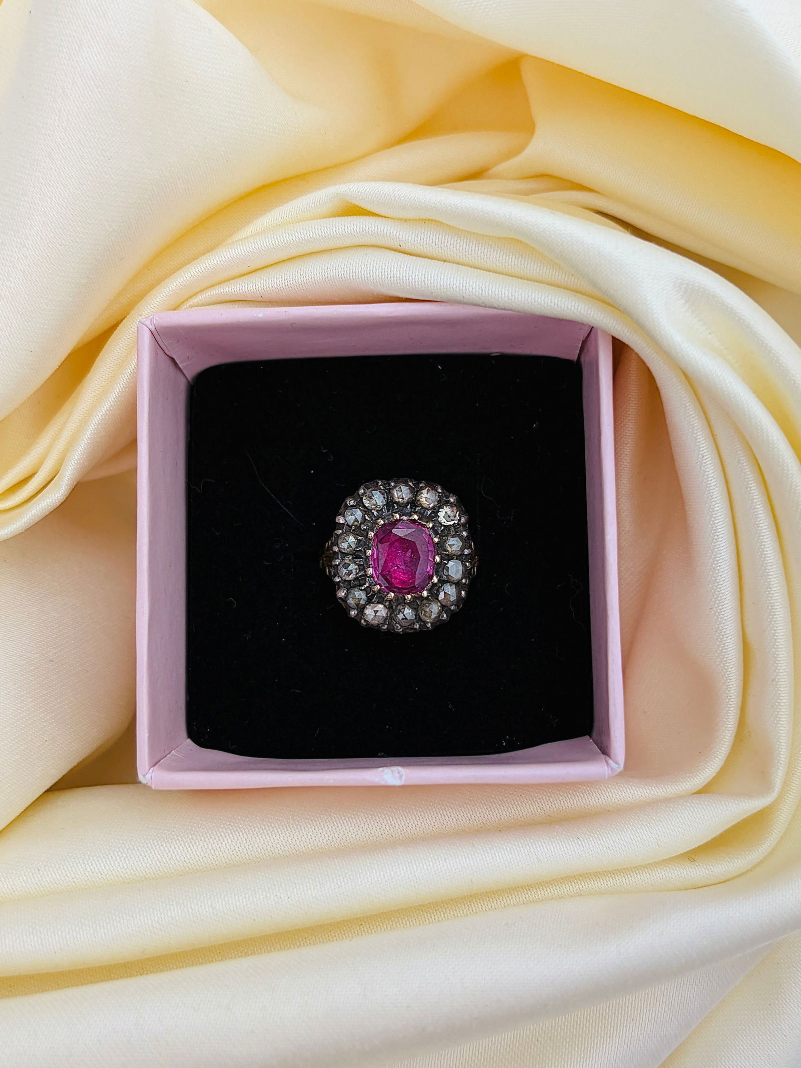 Antique Synthetic Ruby and Rose Cut Diamond Cluster Ring in 18ct Gold - 7