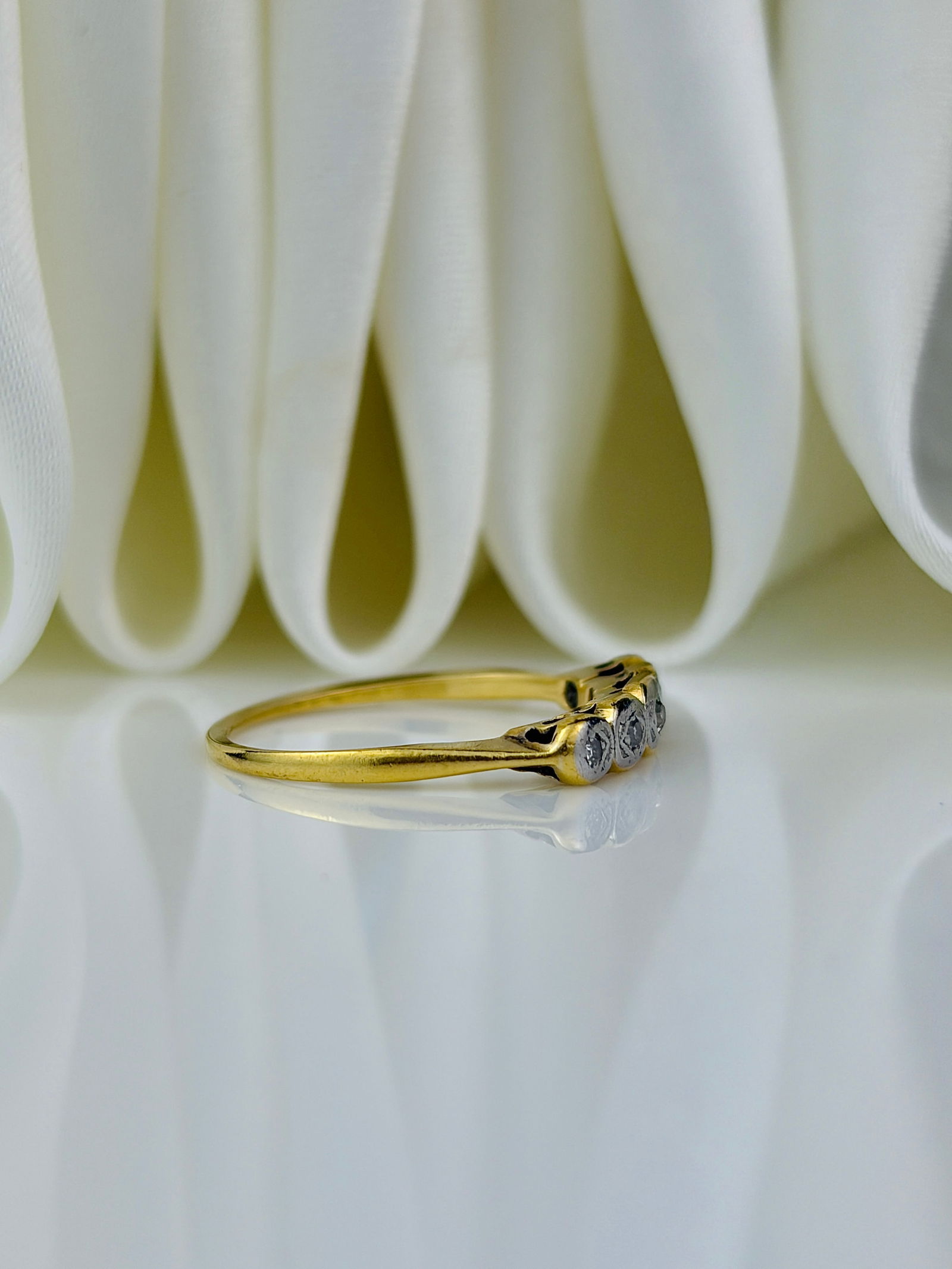 ANTIQUE 18CT YELLOW GOLD AND PLATINUM DIAMOND 5 STONE RING - 2