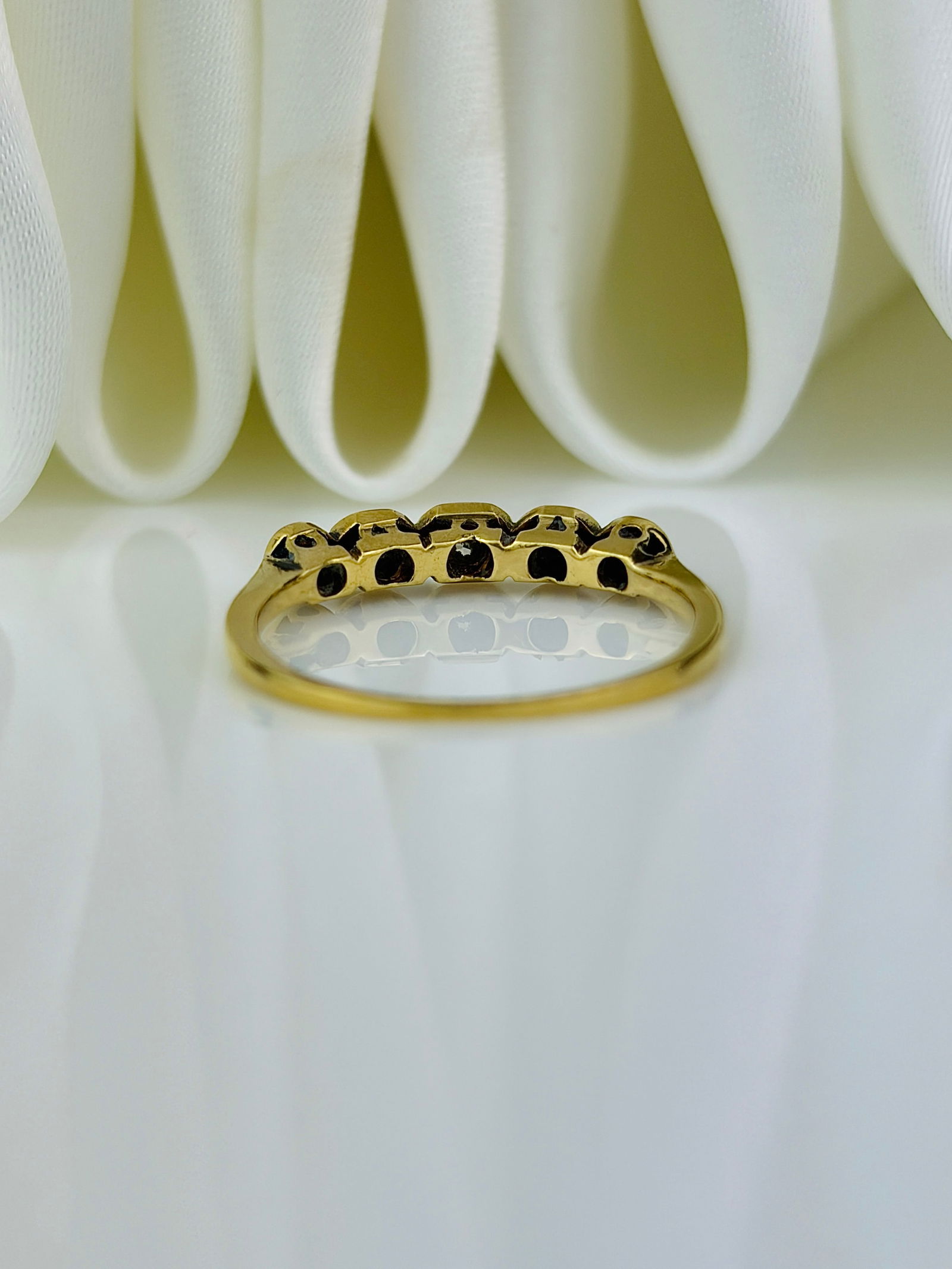 ANTIQUE 18CT YELLOW GOLD AND PLATINUM DIAMOND 5 STONE RING - 3