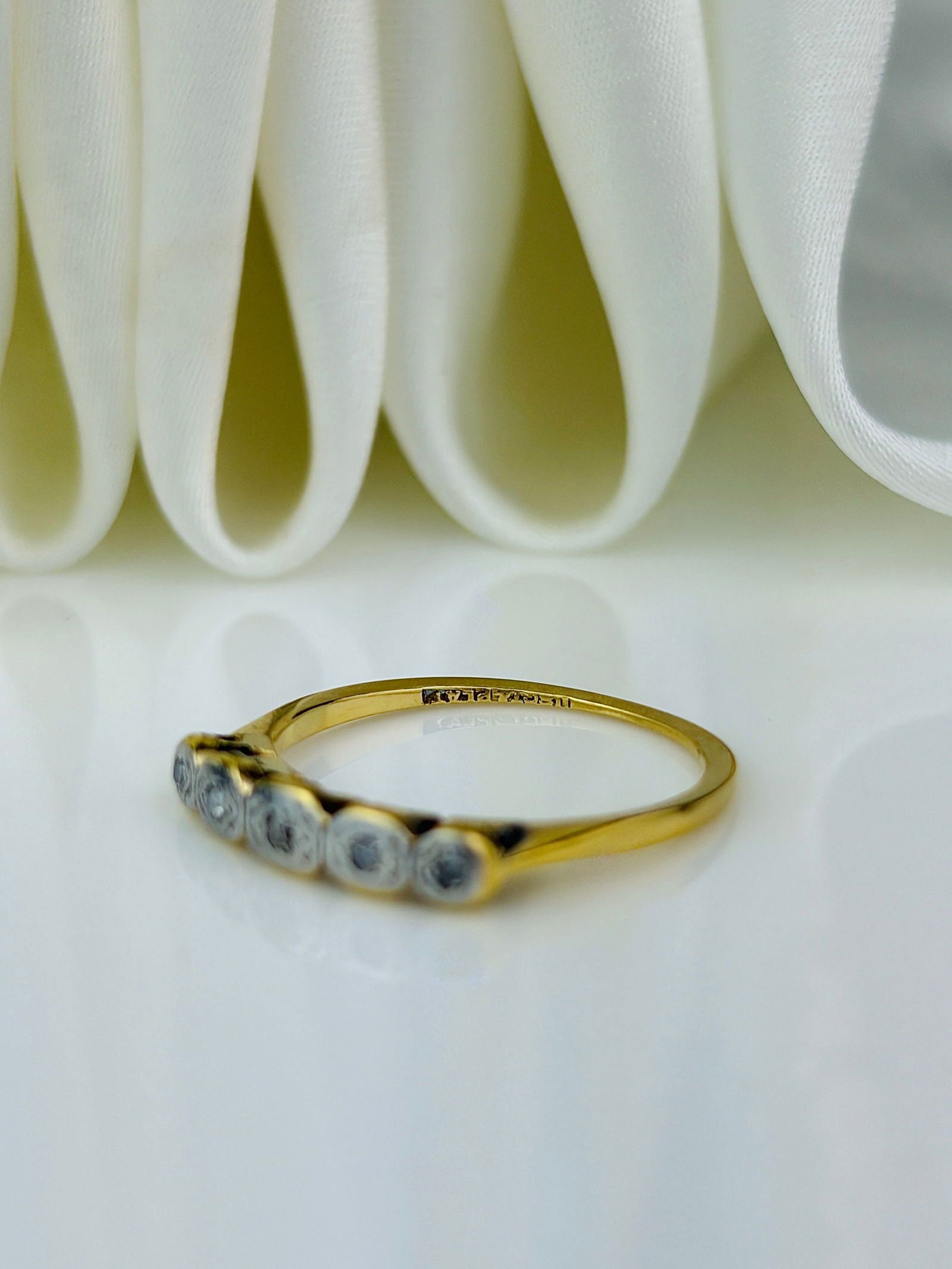 ANTIQUE 18CT YELLOW GOLD AND PLATINUM DIAMOND 5 STONE RING - 4