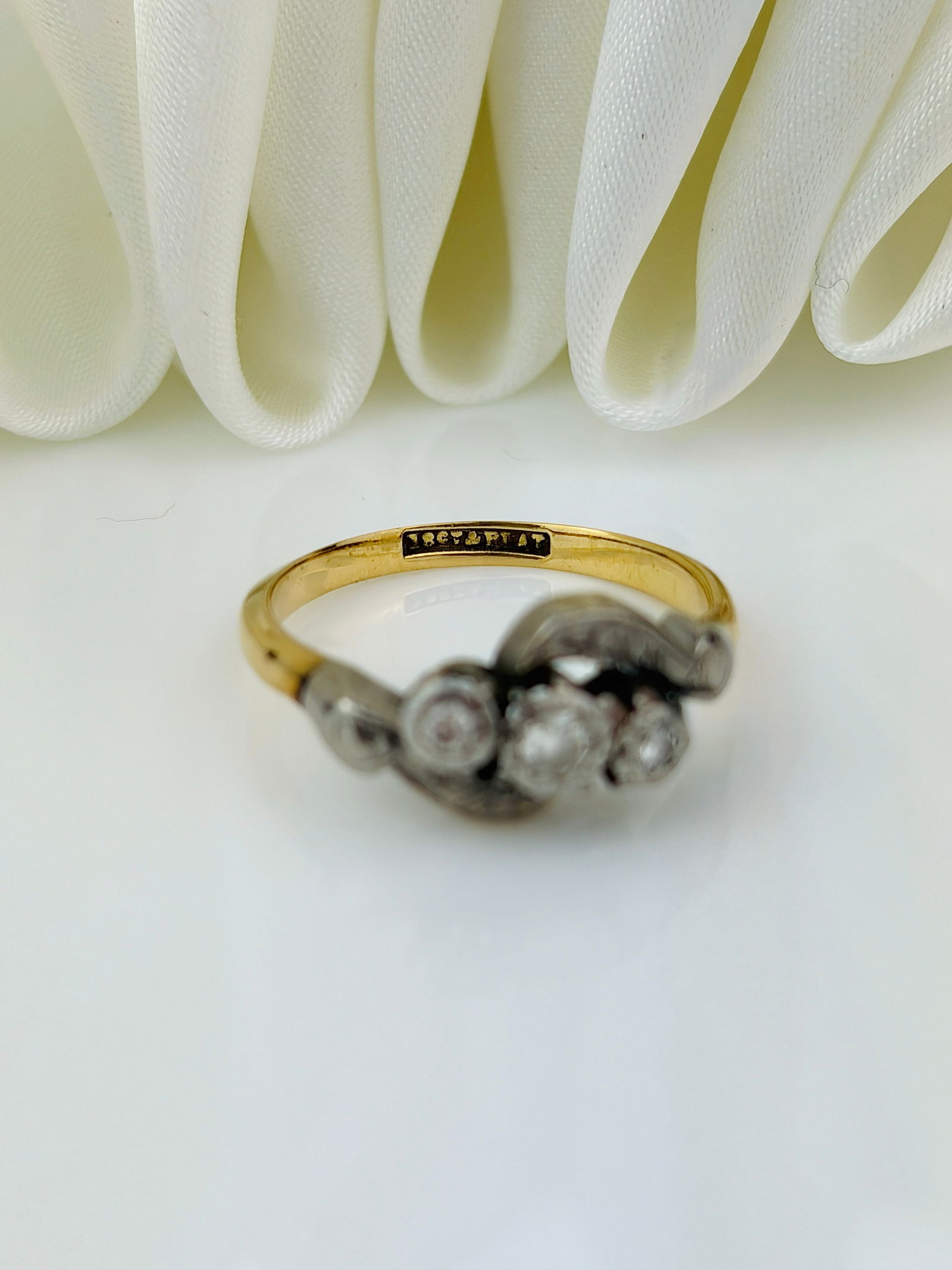 ANTQUE 18CT YELLOW GOLD DIAMOND AND PLATINUM 3 STONE TWIST RING - 4