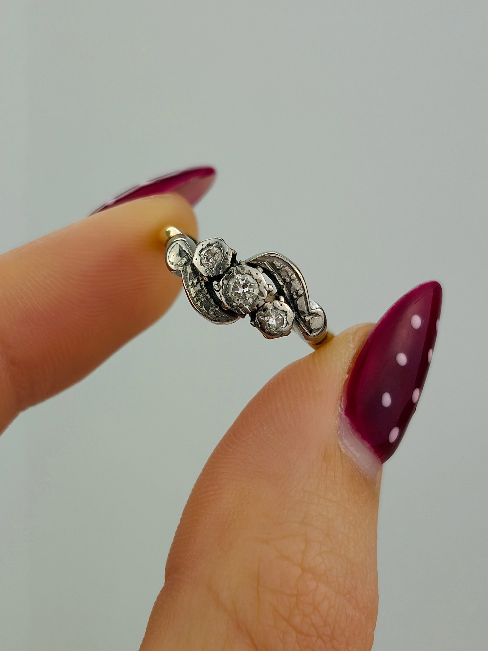 ANTQUE 18CT YELLOW GOLD DIAMOND AND PLATINUM 3 STONE TWIST RING - 5