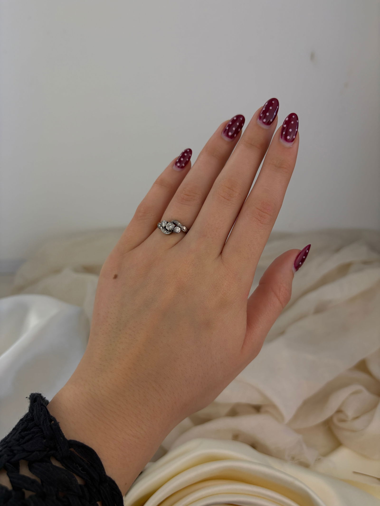 ANTQUE 18CT YELLOW GOLD DIAMOND AND PLATINUM 3 STONE TWIST RING - 7