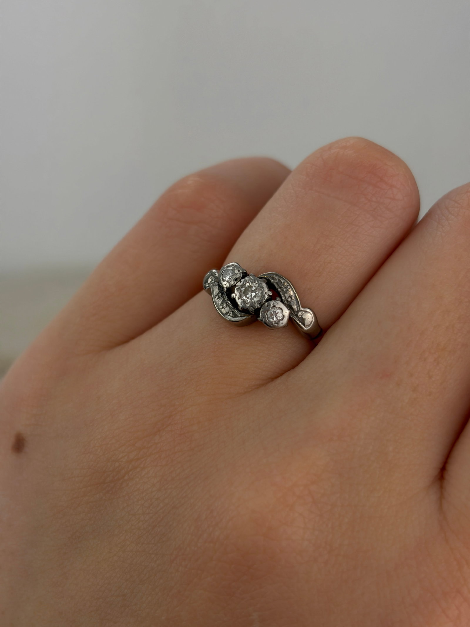 ANTQUE 18CT YELLOW GOLD DIAMOND AND PLATINUM 3 STONE TWIST RING - 8