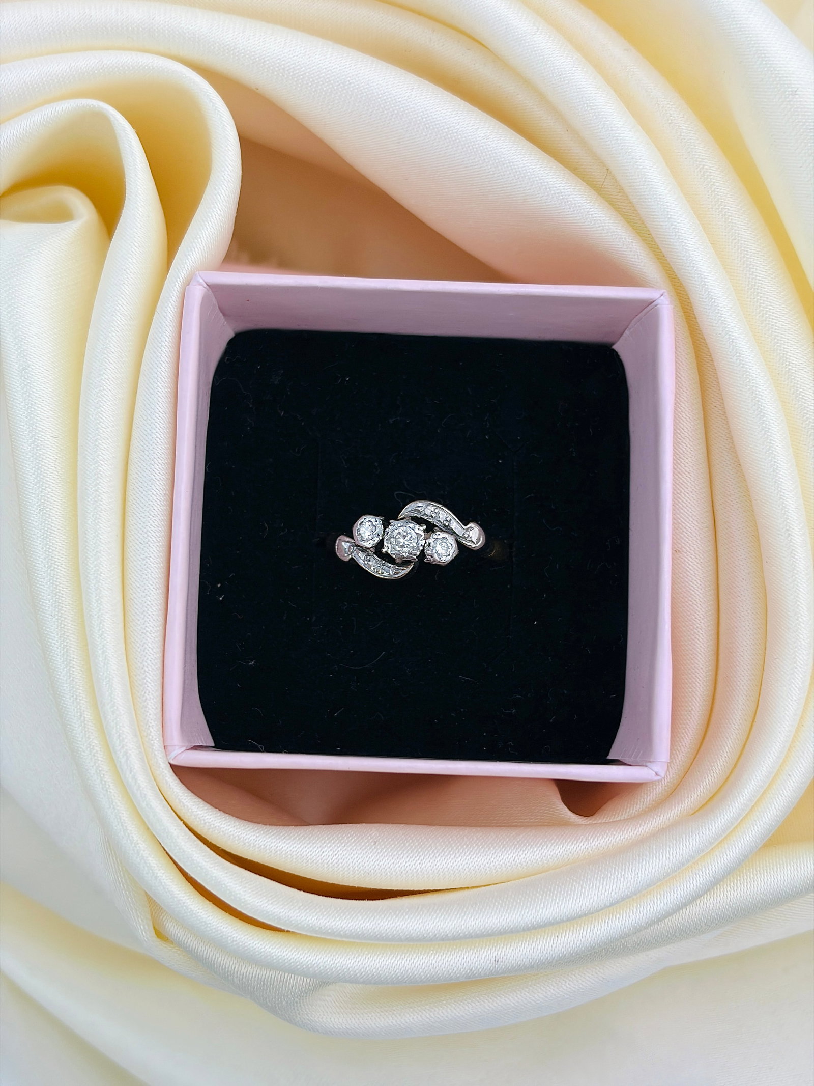 ANTQUE 18CT YELLOW GOLD DIAMOND AND PLATINUM 3 STONE TWIST RING - 9