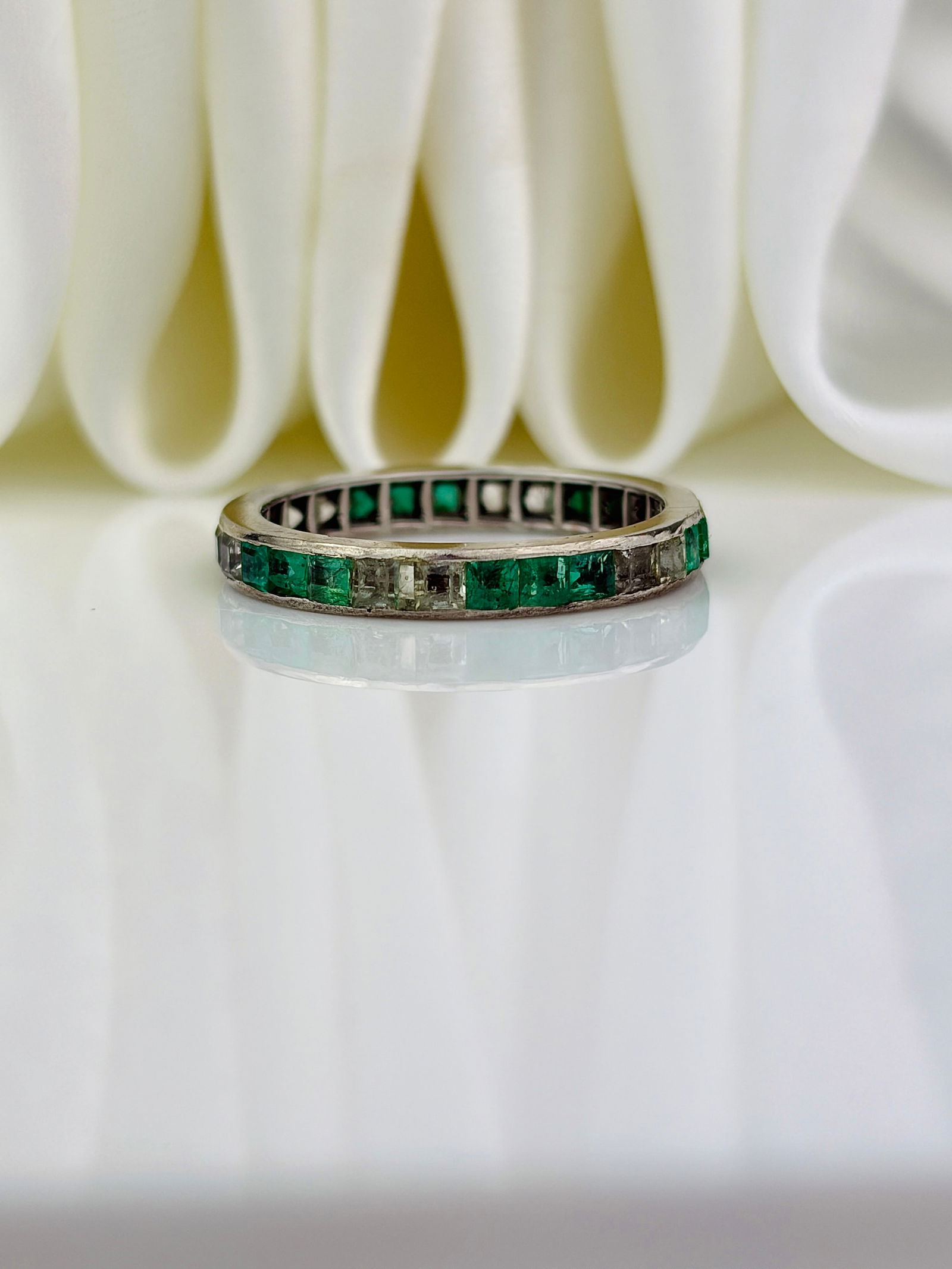 ANTIQUE SILVER EMERALD AND WGITE SAPPHIRE FULL ETERNITY BAND RING - 2