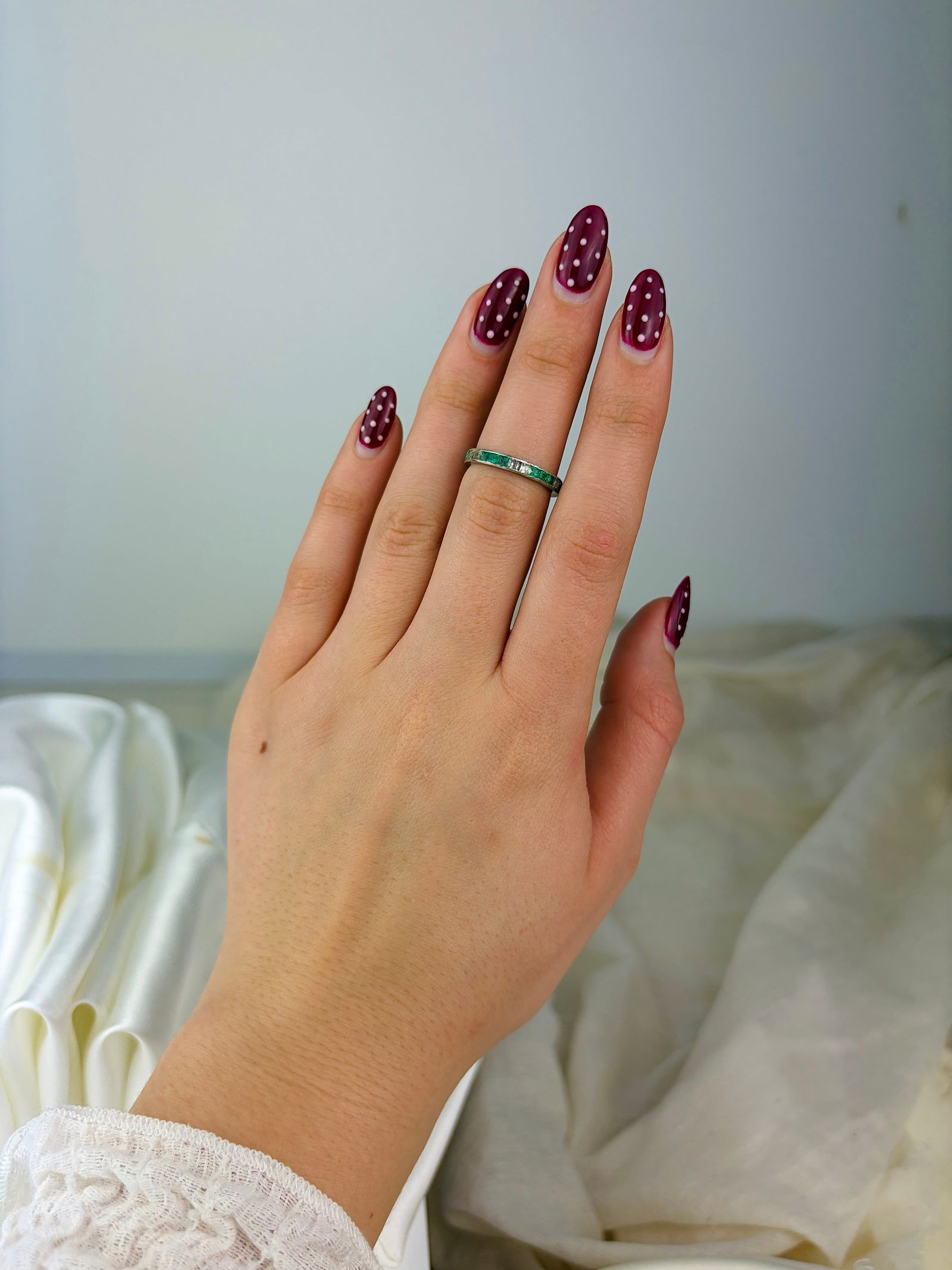 ANTIQUE SILVER EMERALD AND WGITE SAPPHIRE FULL ETERNITY BAND RING - 7