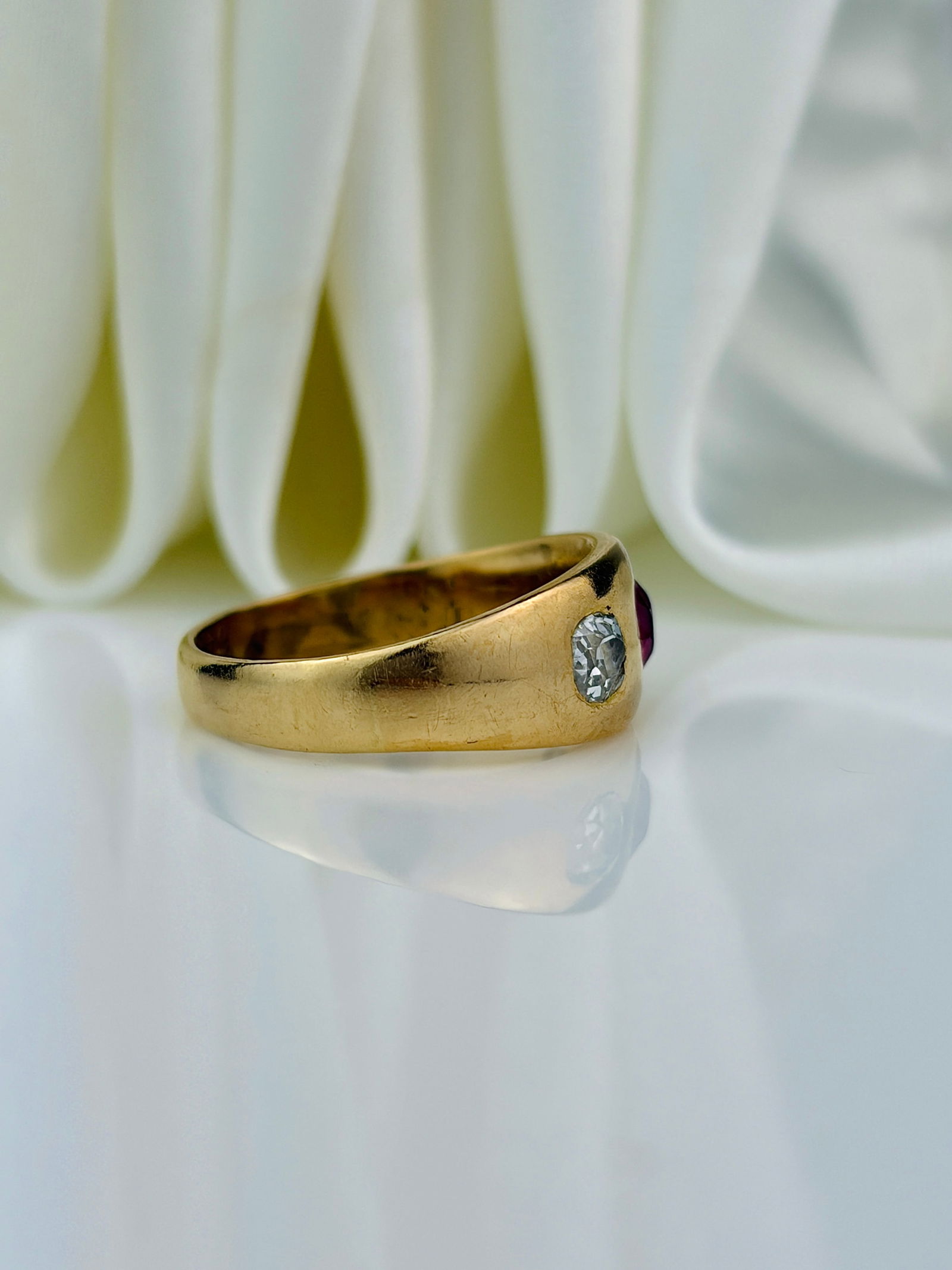 HEAVY ANTIQUE 18CT YELLOW GOLD RUBY AND DIAMOND 3 STONE BAND RING - 2