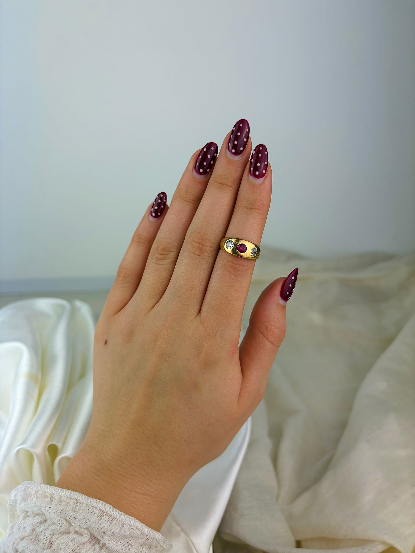 HEAVY ANTIQUE 18CT YELLOW GOLD RUBY AND DIAMOND 3 STONE BAND RING - 7