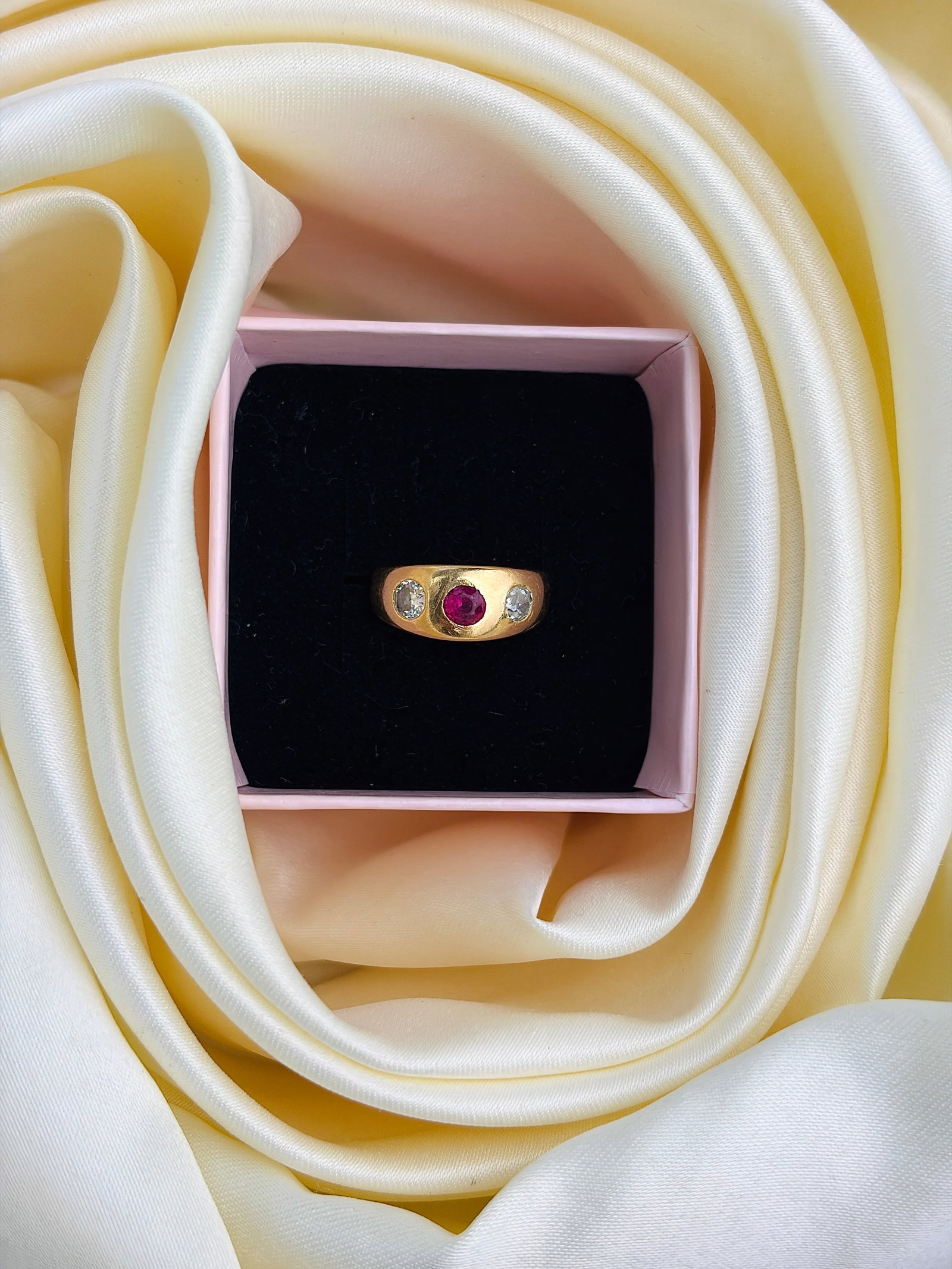 HEAVY ANTIQUE 18CT YELLOW GOLD RUBY AND DIAMOND 3 STONE BAND RING - 9