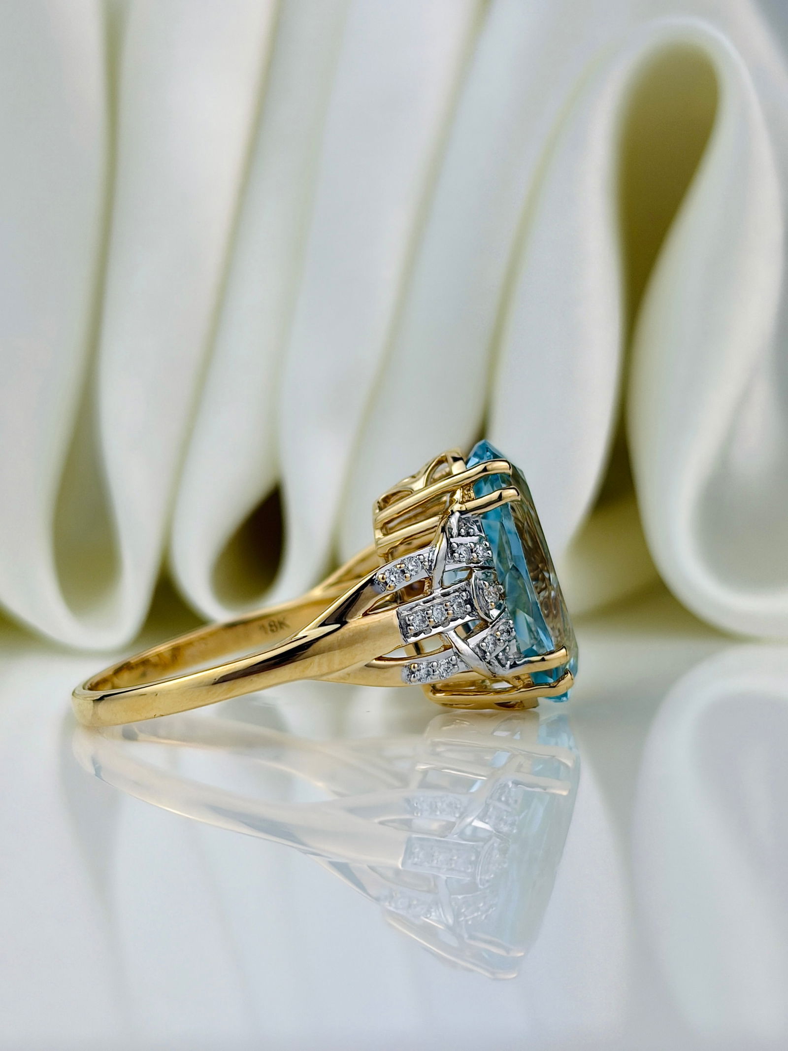 OUTSTANDING 5.30CTS AQUAMARINE AND DIAMOND COCKTAIL RING IN 18CT YELLOW GOLD - 2