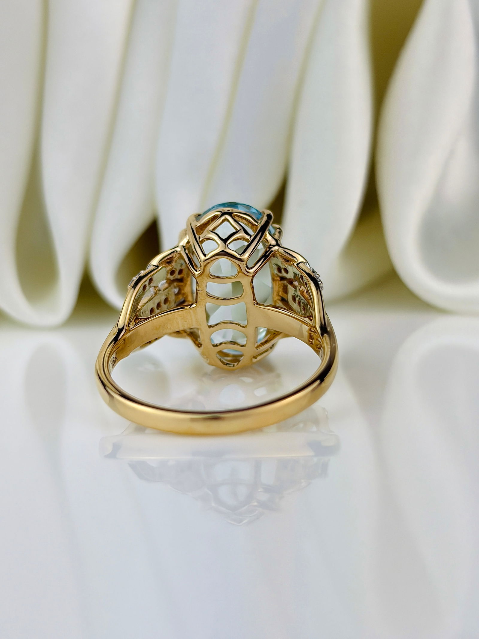 OUTSTANDING 5.30CTS AQUAMARINE AND DIAMOND COCKTAIL RING IN 18CT YELLOW GOLD - 3