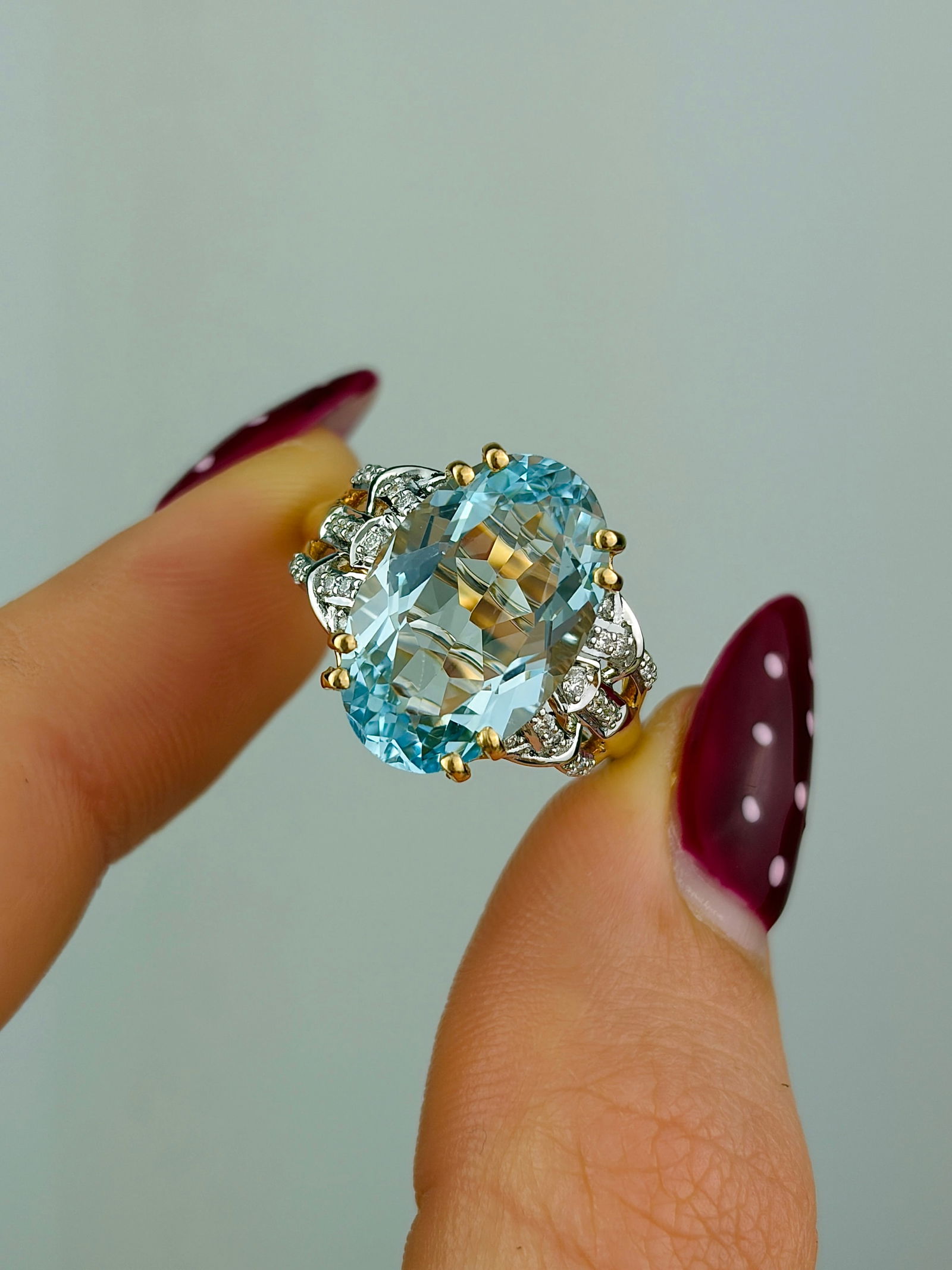 OUTSTANDING 5.30CTS AQUAMARINE AND DIAMOND COCKTAIL RING IN 18CT YELLOW GOLD - 5