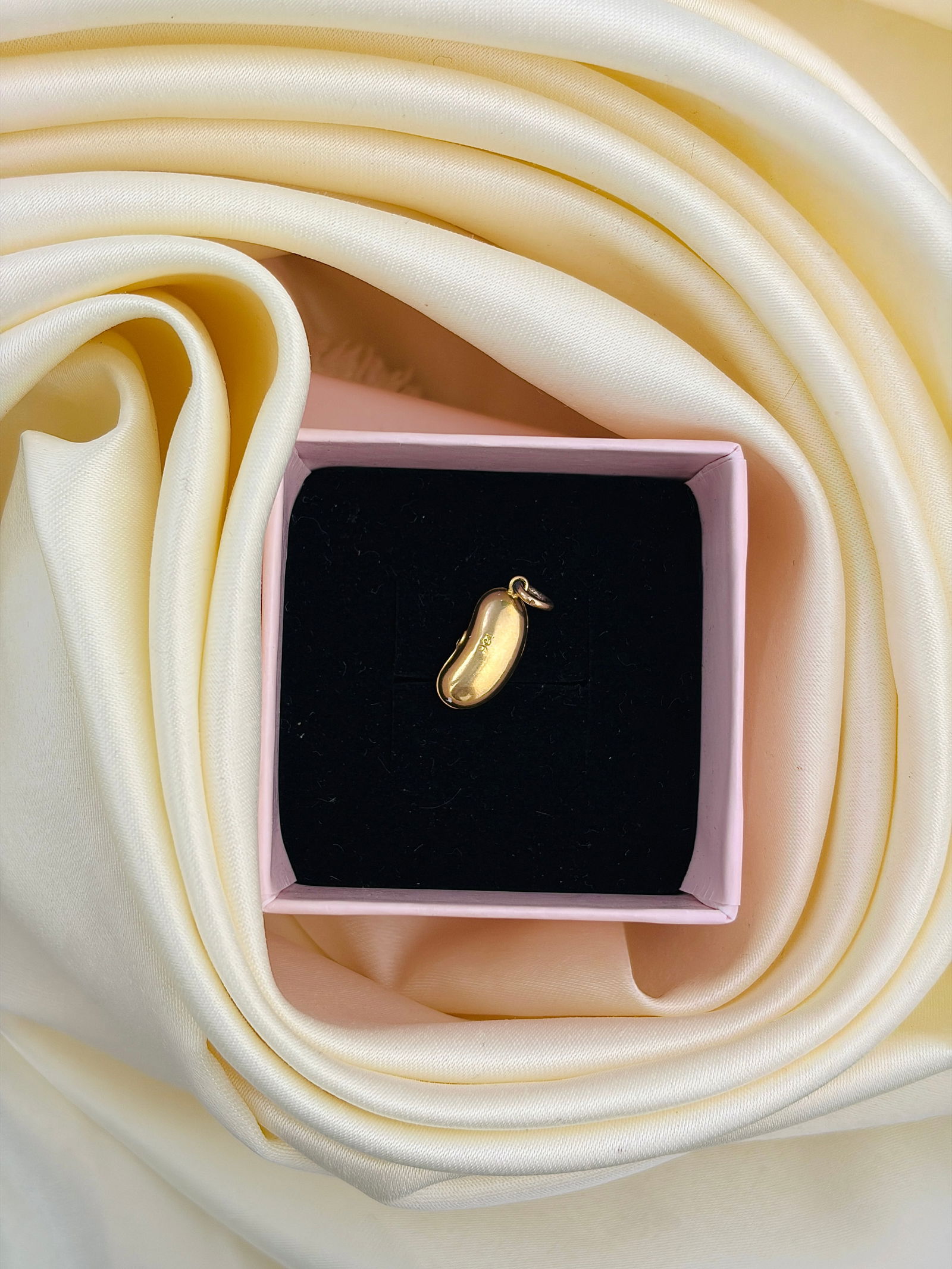 ANTIQUE 9CT GOLD LUCKY BEAN KIDNEY BEAN CHARM / PENDANT - 4