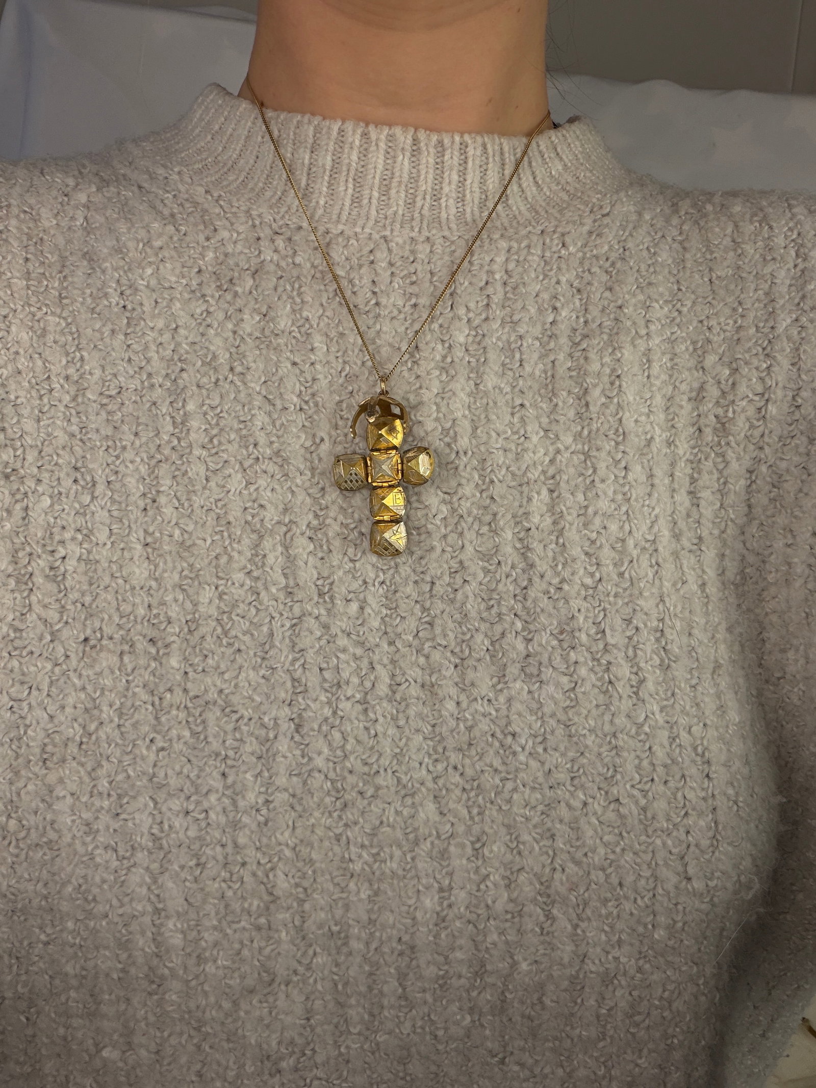 9CT GOLD AND SILVER OPENING MASONIC BALL/CROSS PENDANT - 7