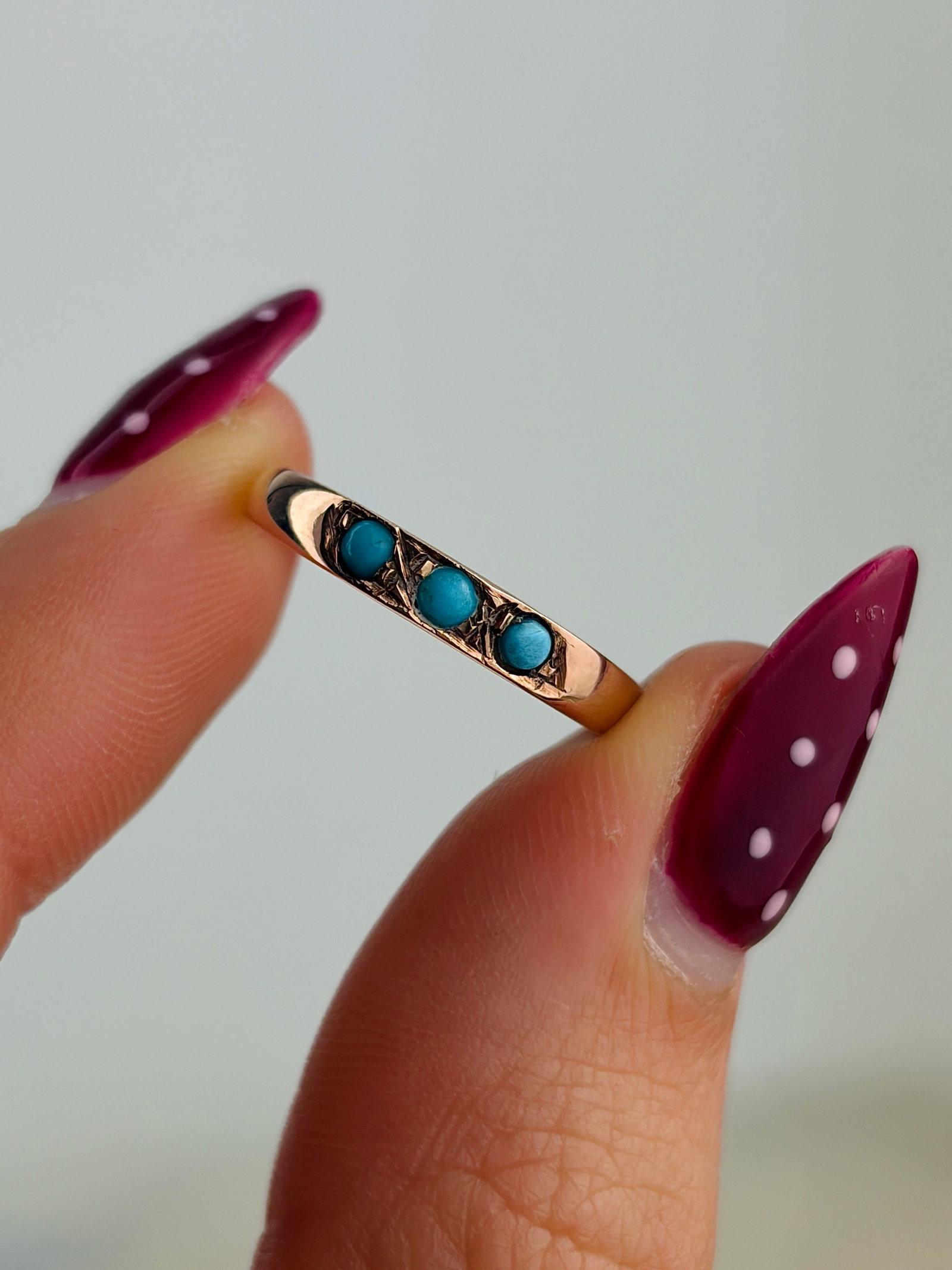 SWEET ANTIQUE 9CT GOLD TURQUOISE 3 STONE RING - 5