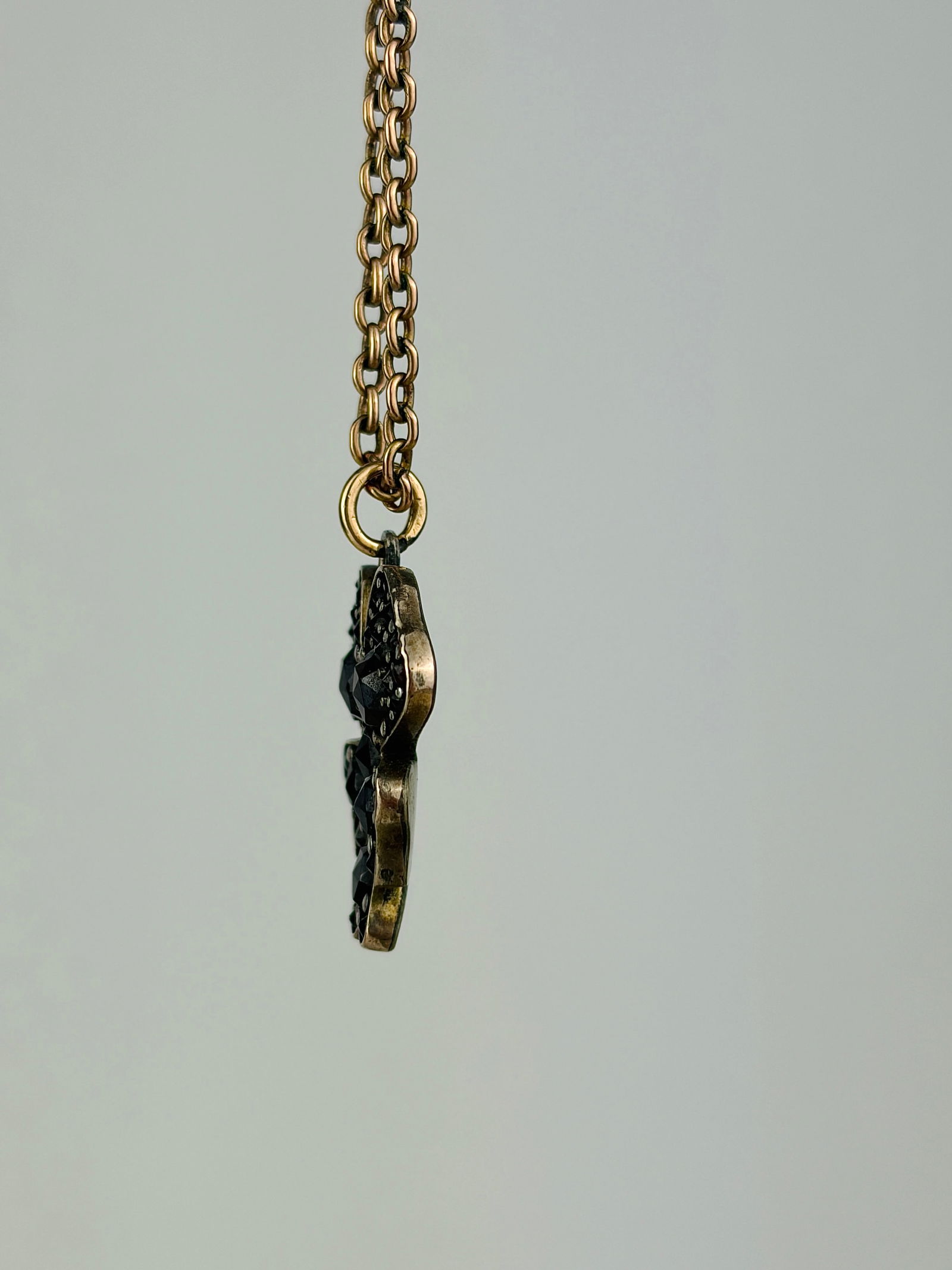 ANTIQUE 9CT GOLD GARNET LUCKY 4 LEAF CLOVER PENDANT ON CHAIN - 2