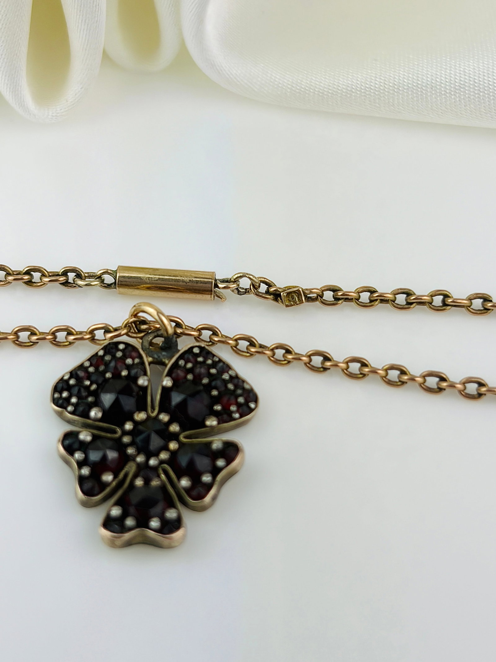 ANTIQUE 9CT GOLD GARNET LUCKY 4 LEAF CLOVER PENDANT ON CHAIN - 4