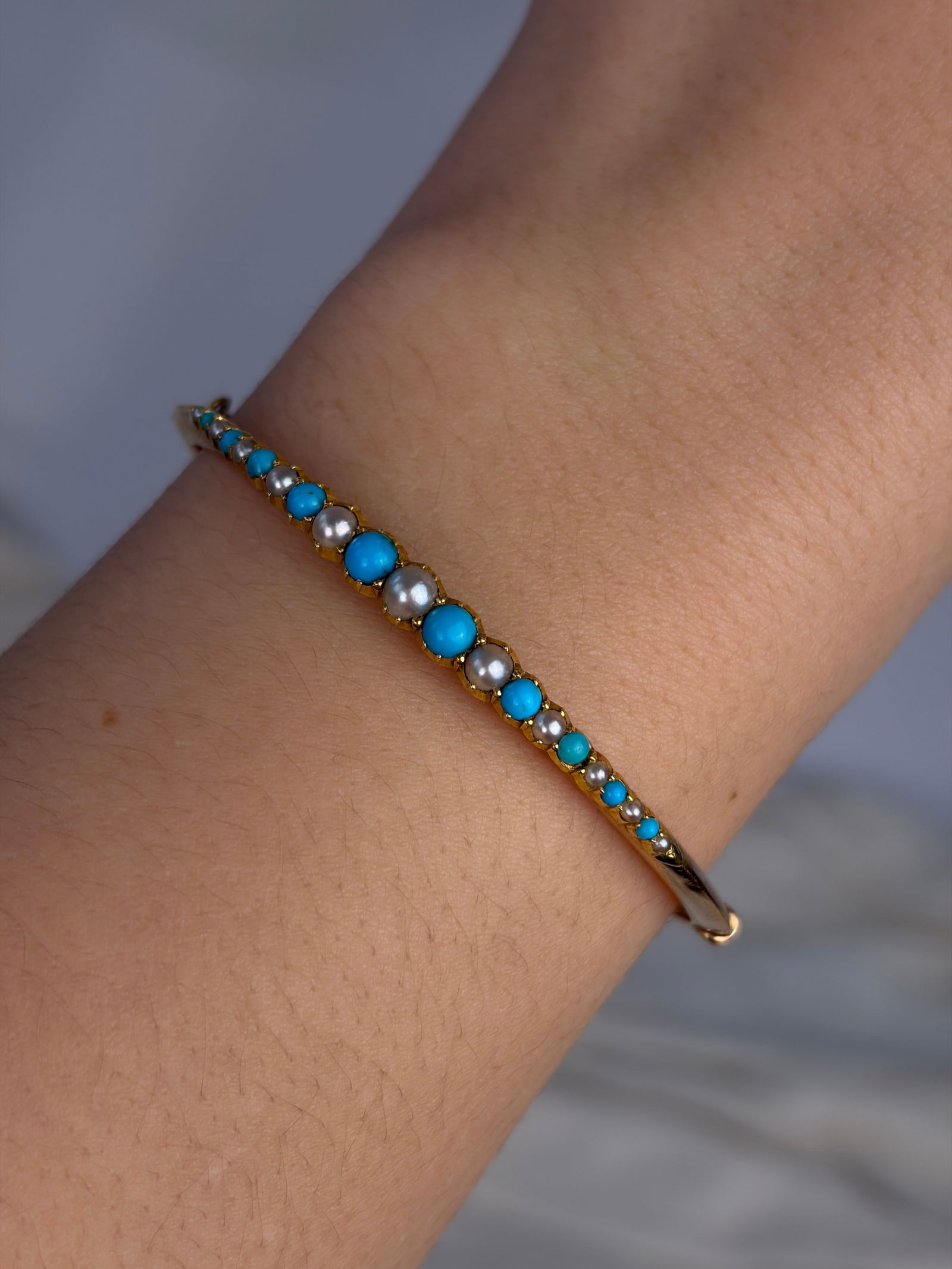 WONDERFUL 18CT YELLOW GOLD TURQUOISE AND PEARL BANGLE / BRACELET - 7