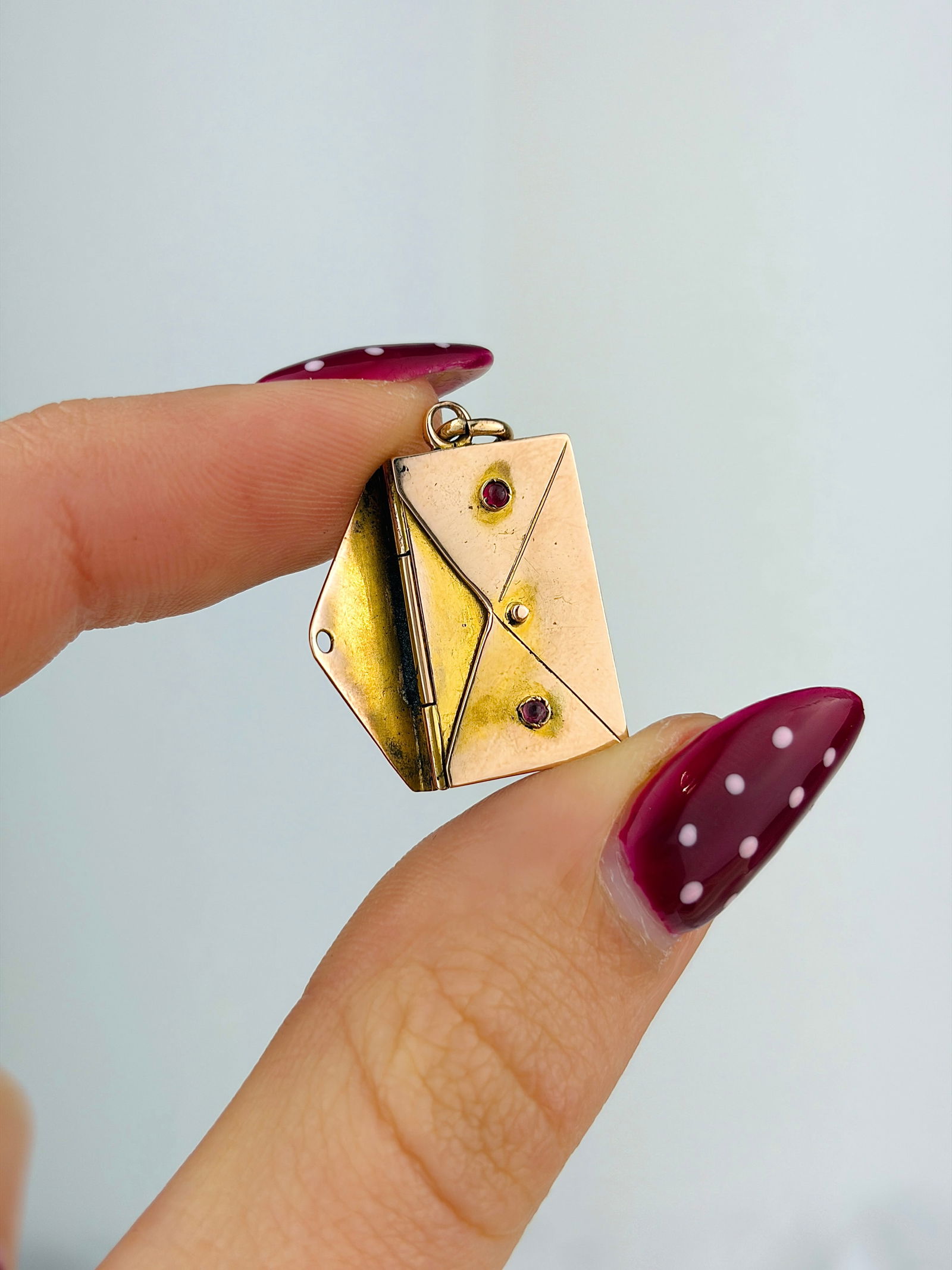 ANTIQUE OPENING ENVELOPE CHARM/PENDANT IN GOLD WITH RED PASTE STONES - 2