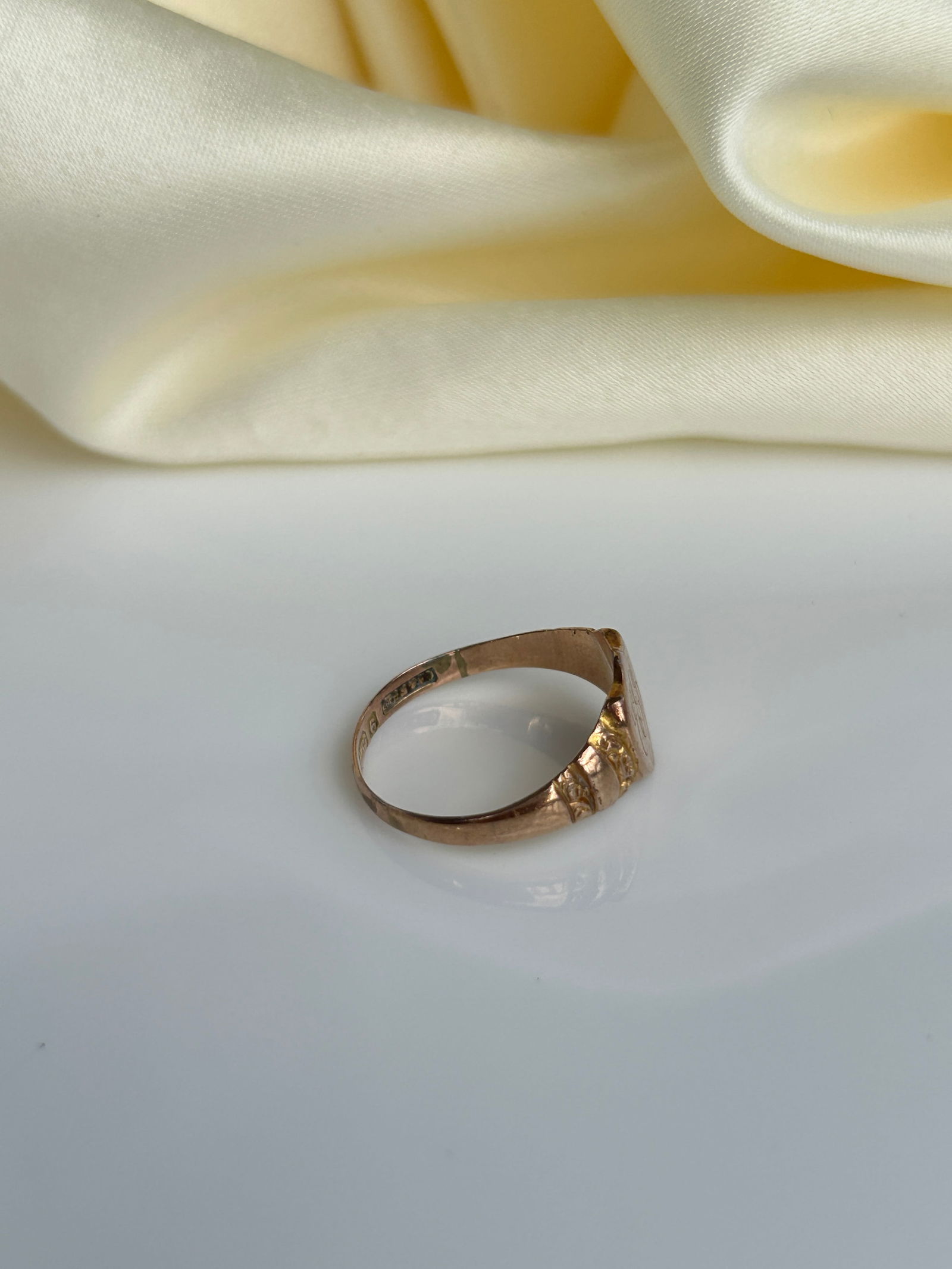 Antique 9ct Gold Shield Signet Ring 'E.E.K' - 2