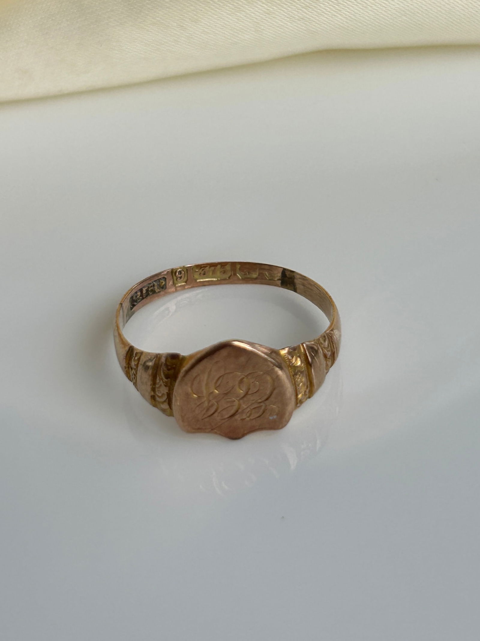 Antique 9ct Gold Shield Signet Ring 'E.E.K' - 4