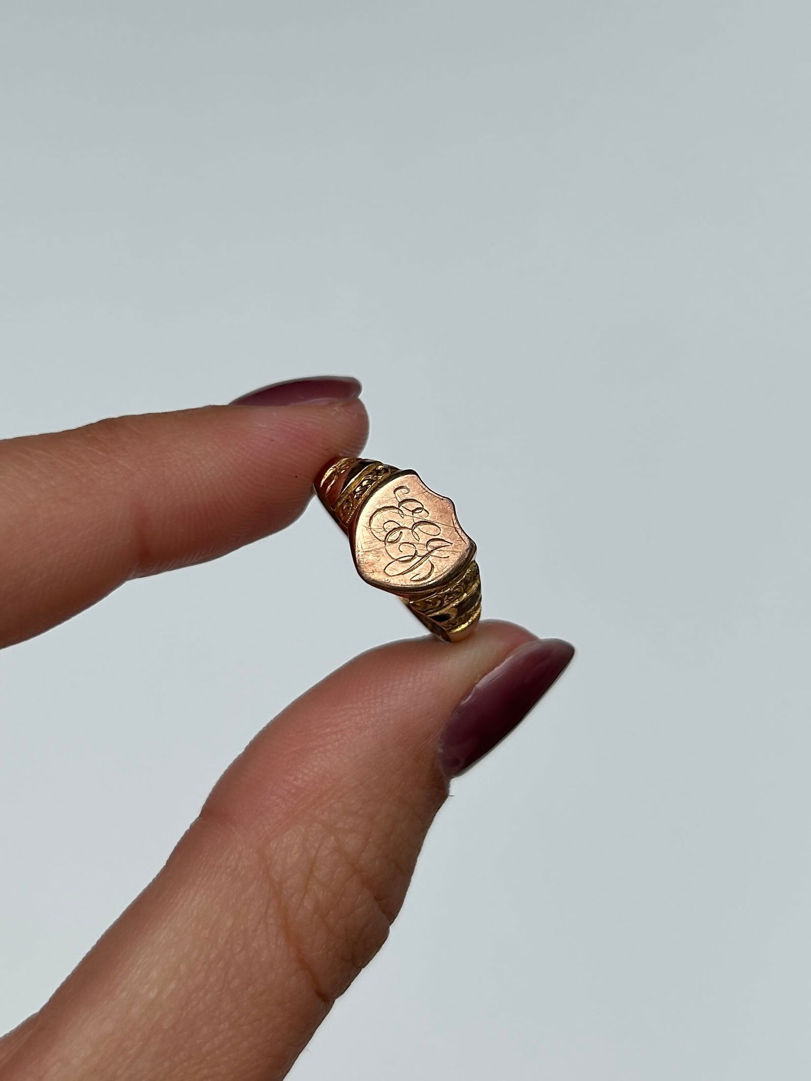 Antique 9ct Gold Shield Signet Ring 'E.E.K' - 7