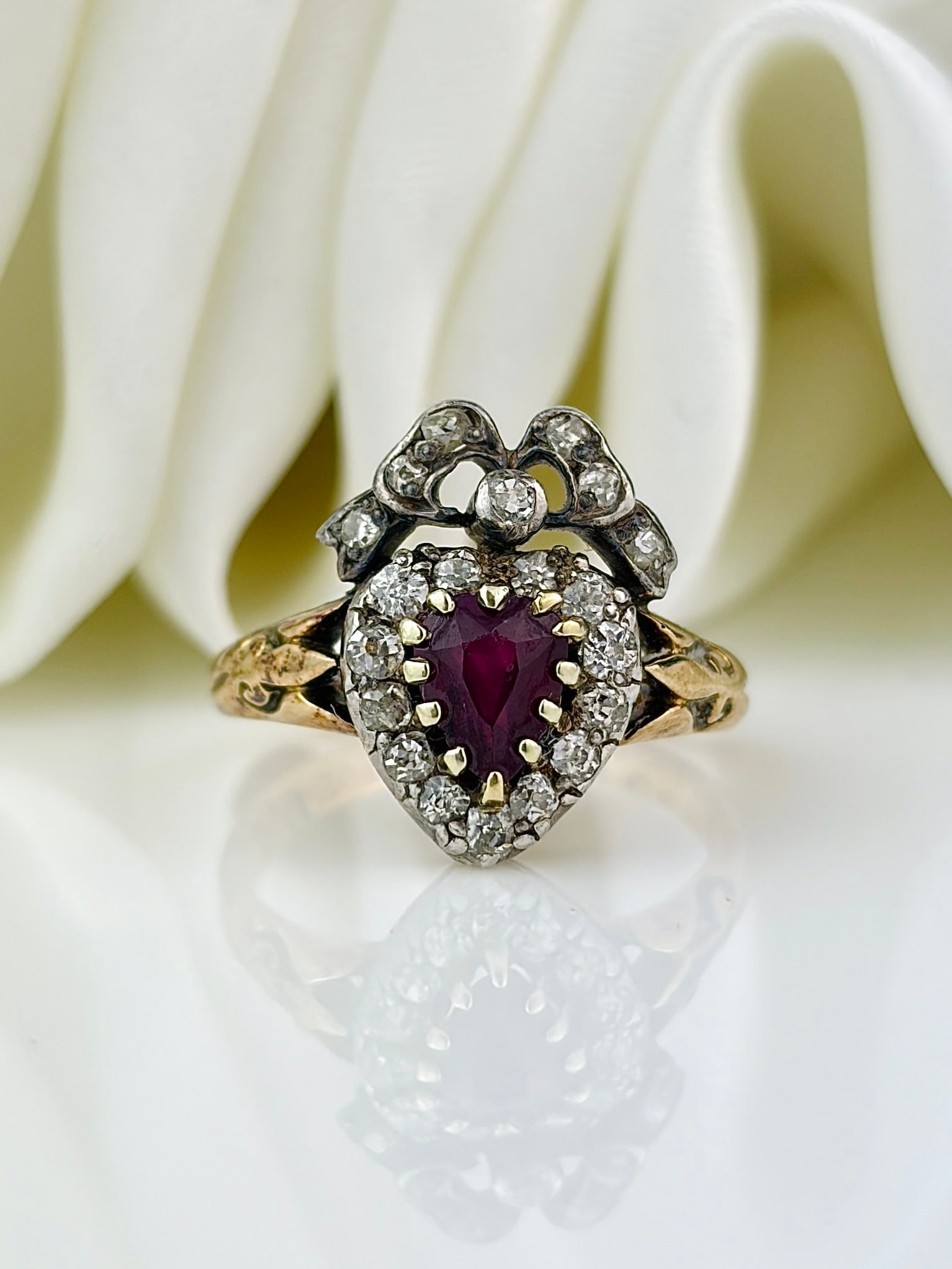 ANTIQUE RUBY AND DIAMOND BOW TOP HEART RING IN 18CT YELLOW GOLD in ANTIQUE BOX - 2