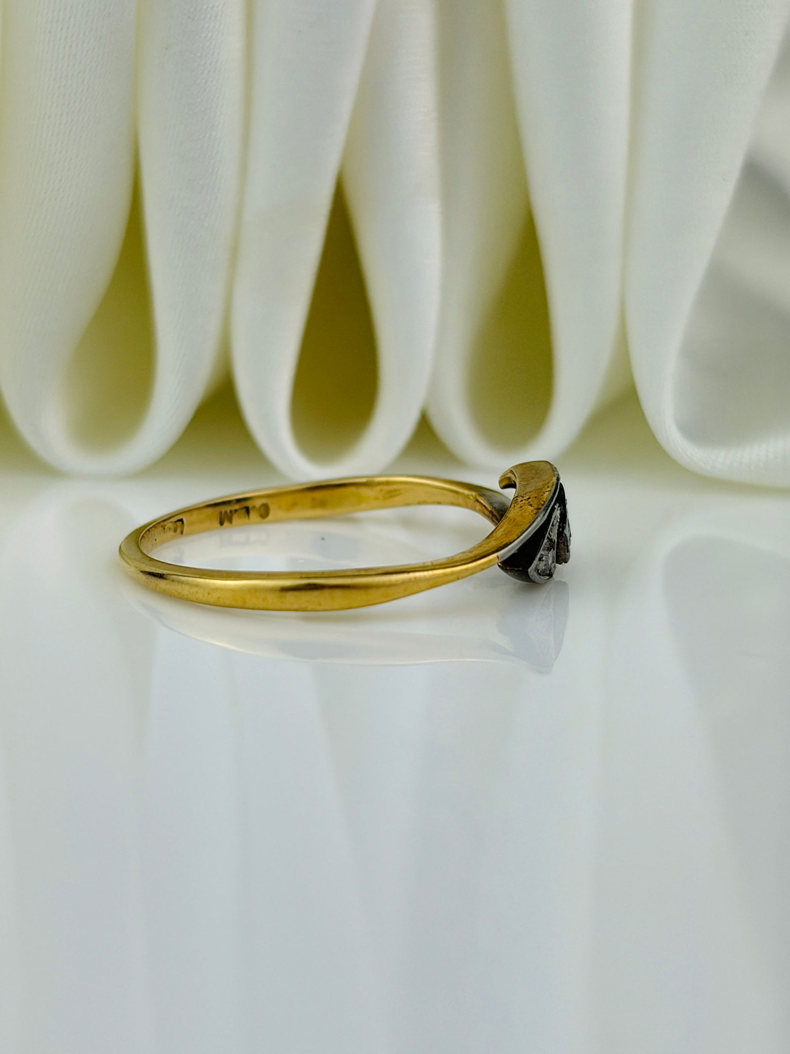 SWEET ANTIQUE ART DECO ERA 18CT YELLOW GOLD AND PLATINUM DIAMOND TWIST RING - 2