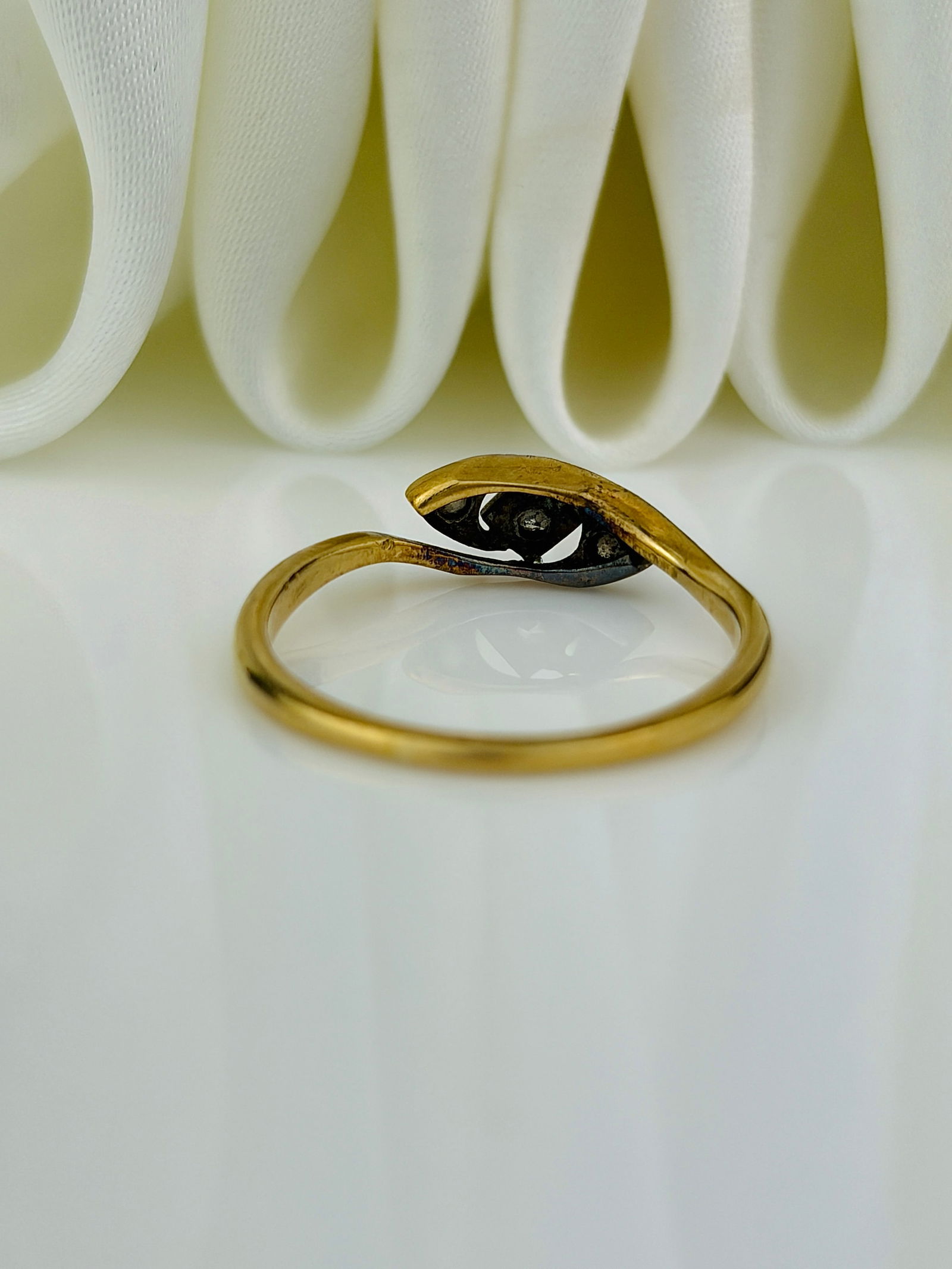 SWEET ANTIQUE ART DECO ERA 18CT YELLOW GOLD AND PLATINUM DIAMOND TWIST RING - 3