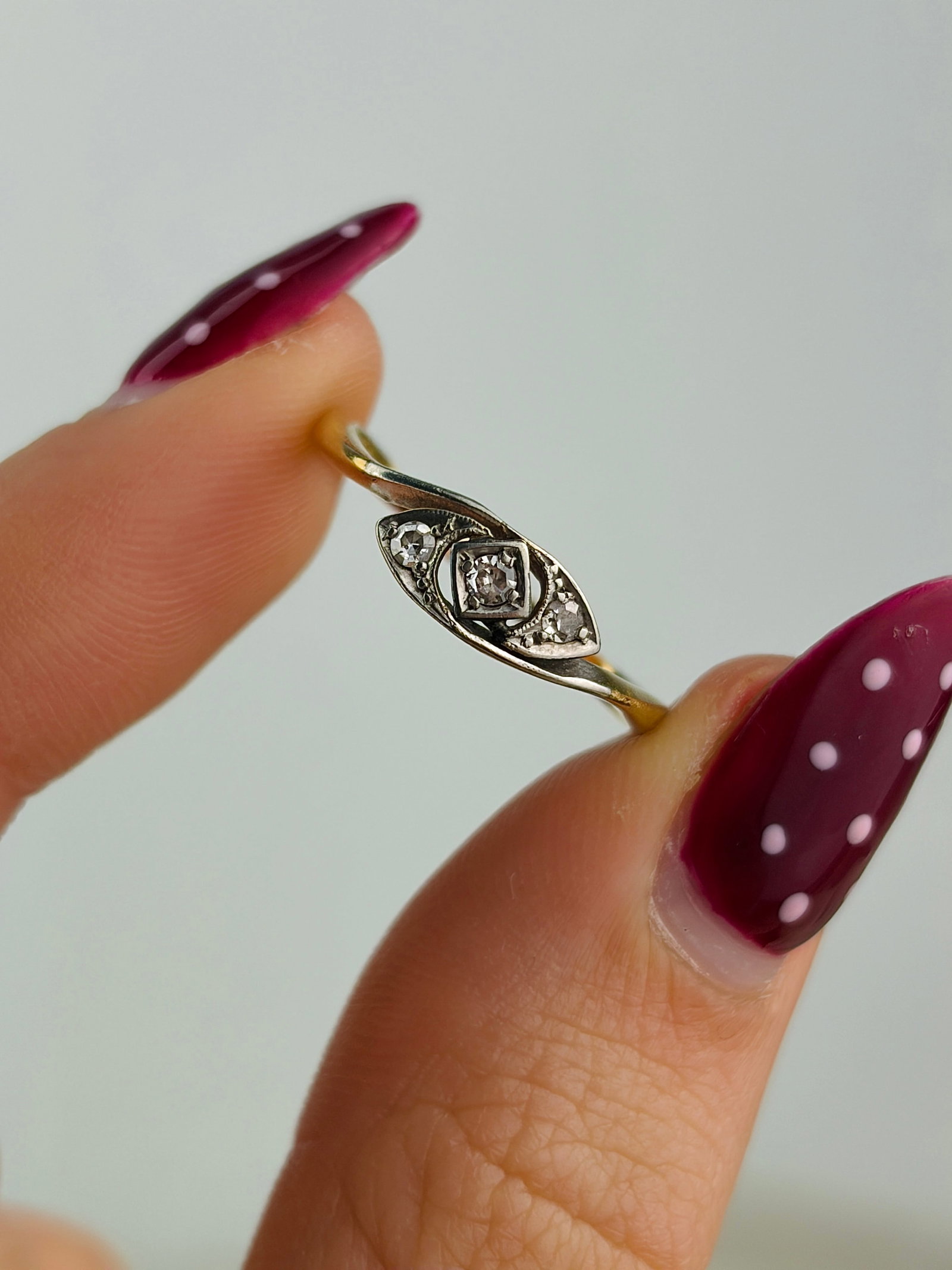 SWEET ANTIQUE ART DECO ERA 18CT YELLOW GOLD AND PLATINUM DIAMOND TWIST RING - 5