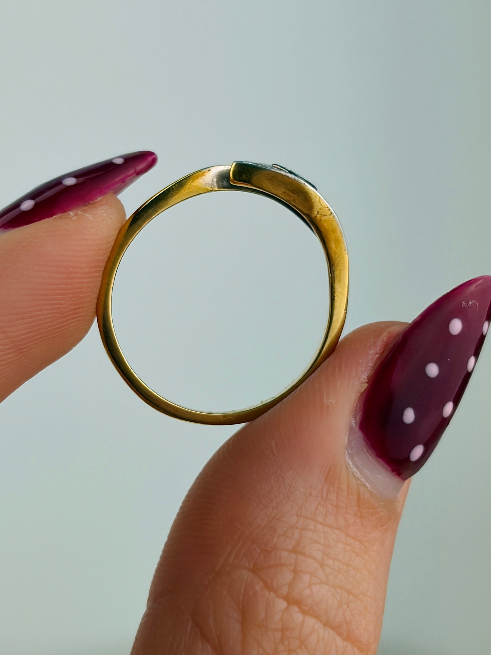 SWEET ANTIQUE ART DECO ERA 18CT YELLOW GOLD AND PLATINUM DIAMOND TWIST RING - 6