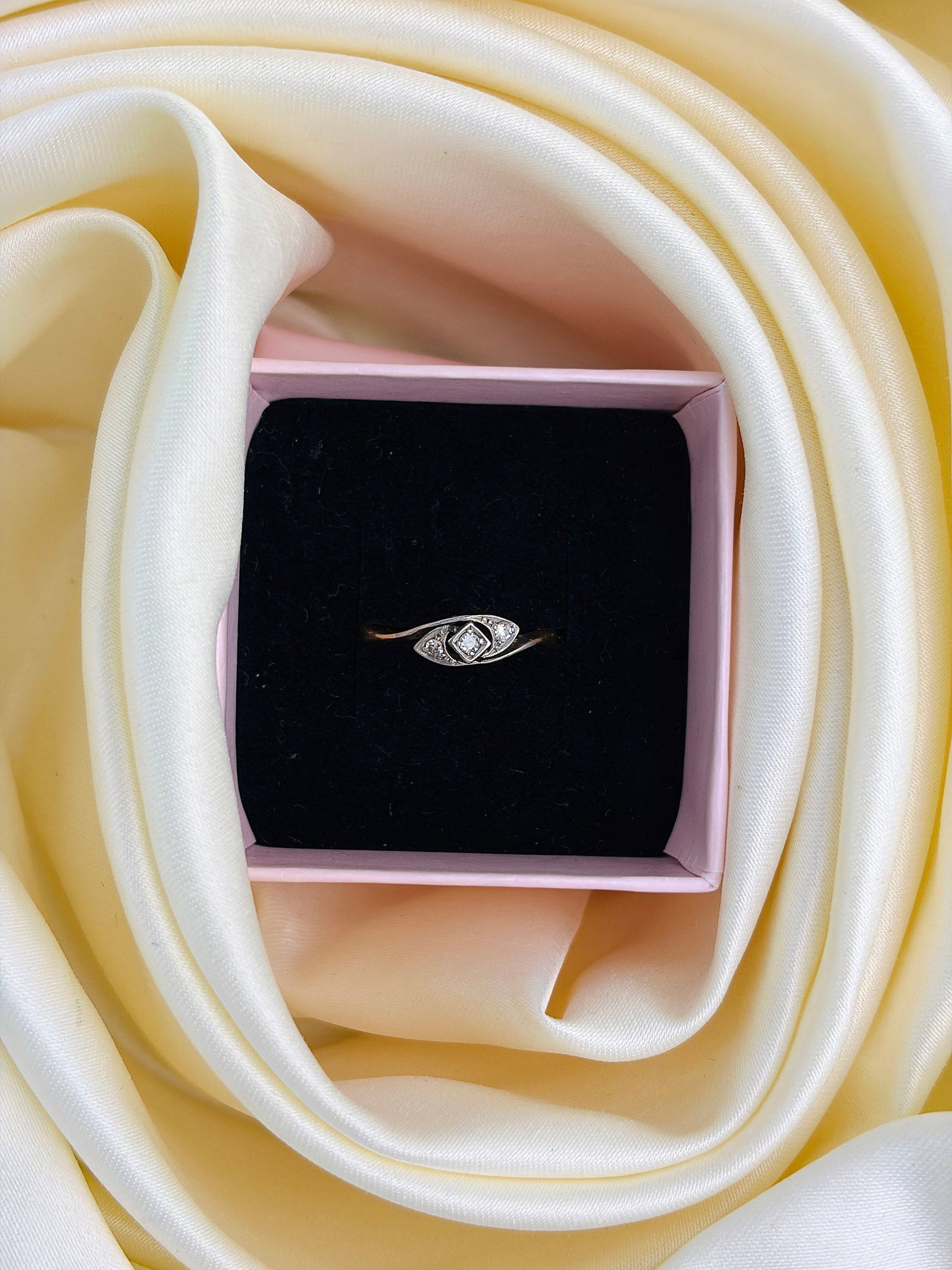 SWEET ANTIQUE ART DECO ERA 18CT YELLOW GOLD AND PLATINUM DIAMOND TWIST RING - 9