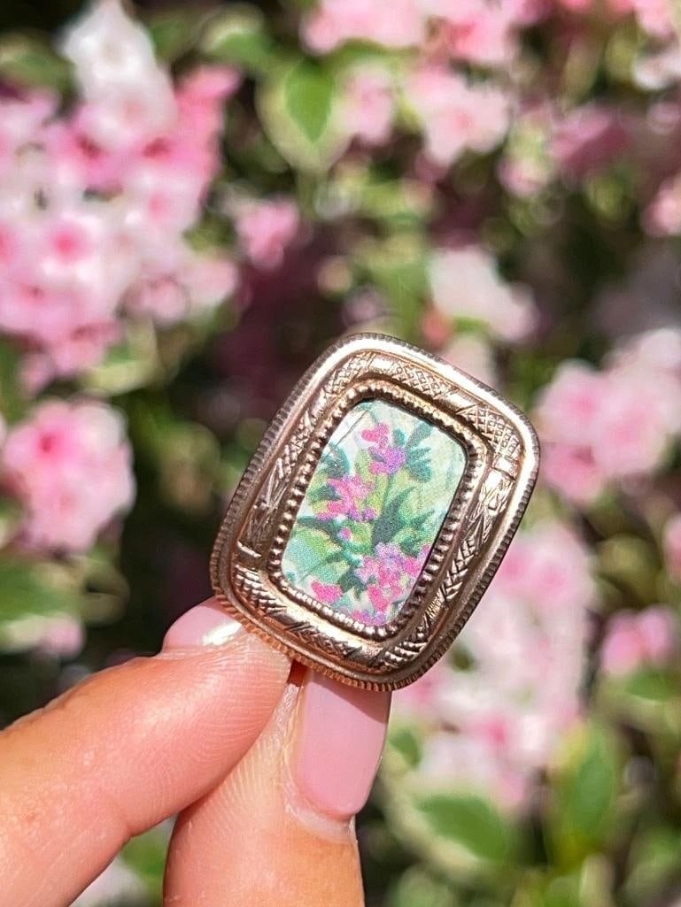 Antique gold snake ouroboros brooch: Antique gold snake ouroboros brooch pretty and charming measurements size 28mm x 22mm weight 4.28g materials gold cz