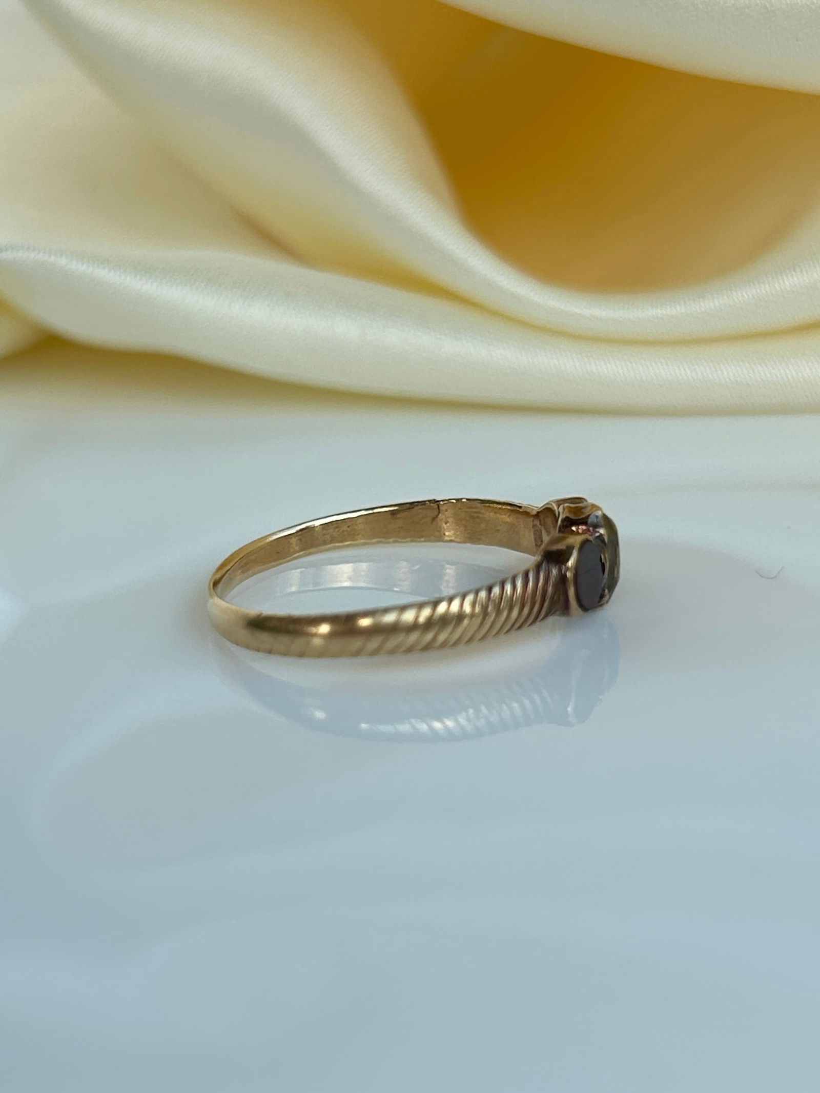 Georgian Chrysoberyl and Flat Cut Garnet Three Stone Gold Ring with Fancy Shoulders - 2