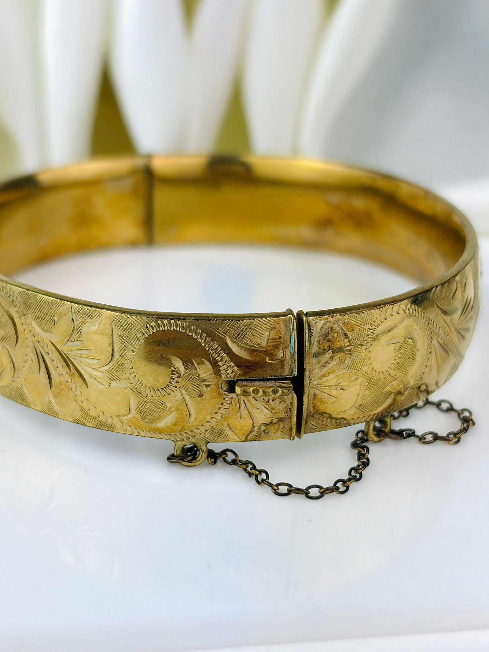 VINTAGE 9CT ROLLED GOLD SWIRL DESIGN BANGLE BRACELET - 3