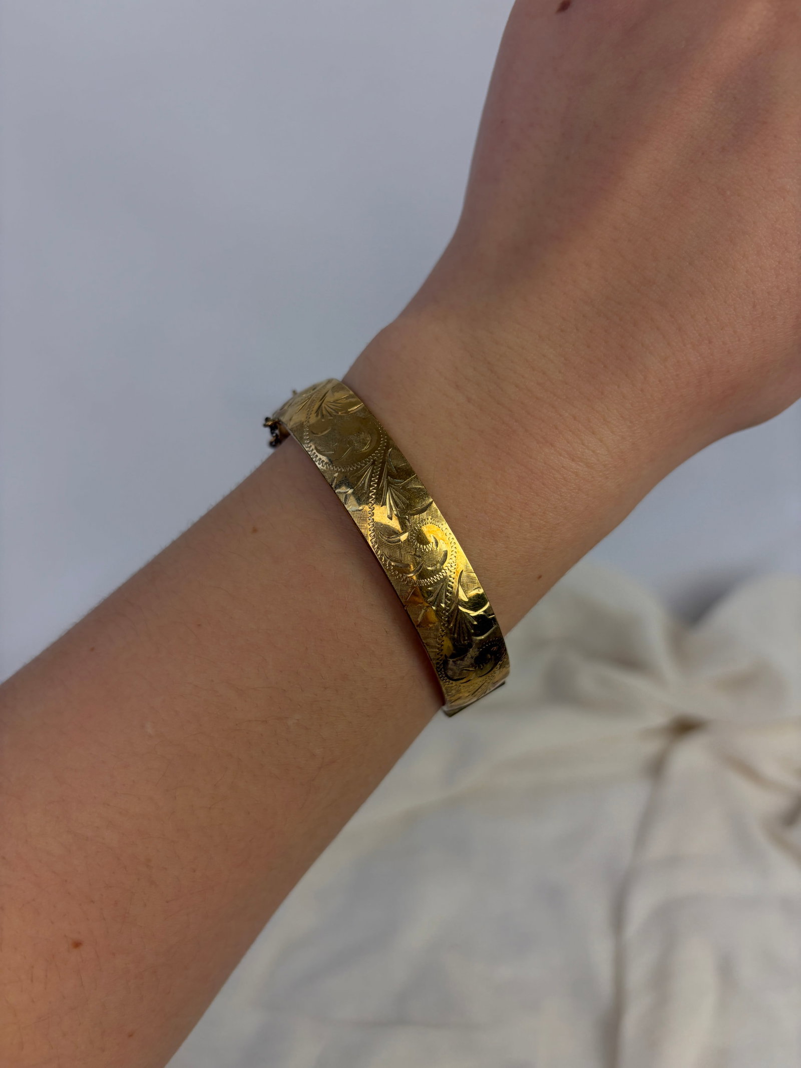 VINTAGE 9CT ROLLED GOLD SWIRL DESIGN BANGLE BRACELET - 6