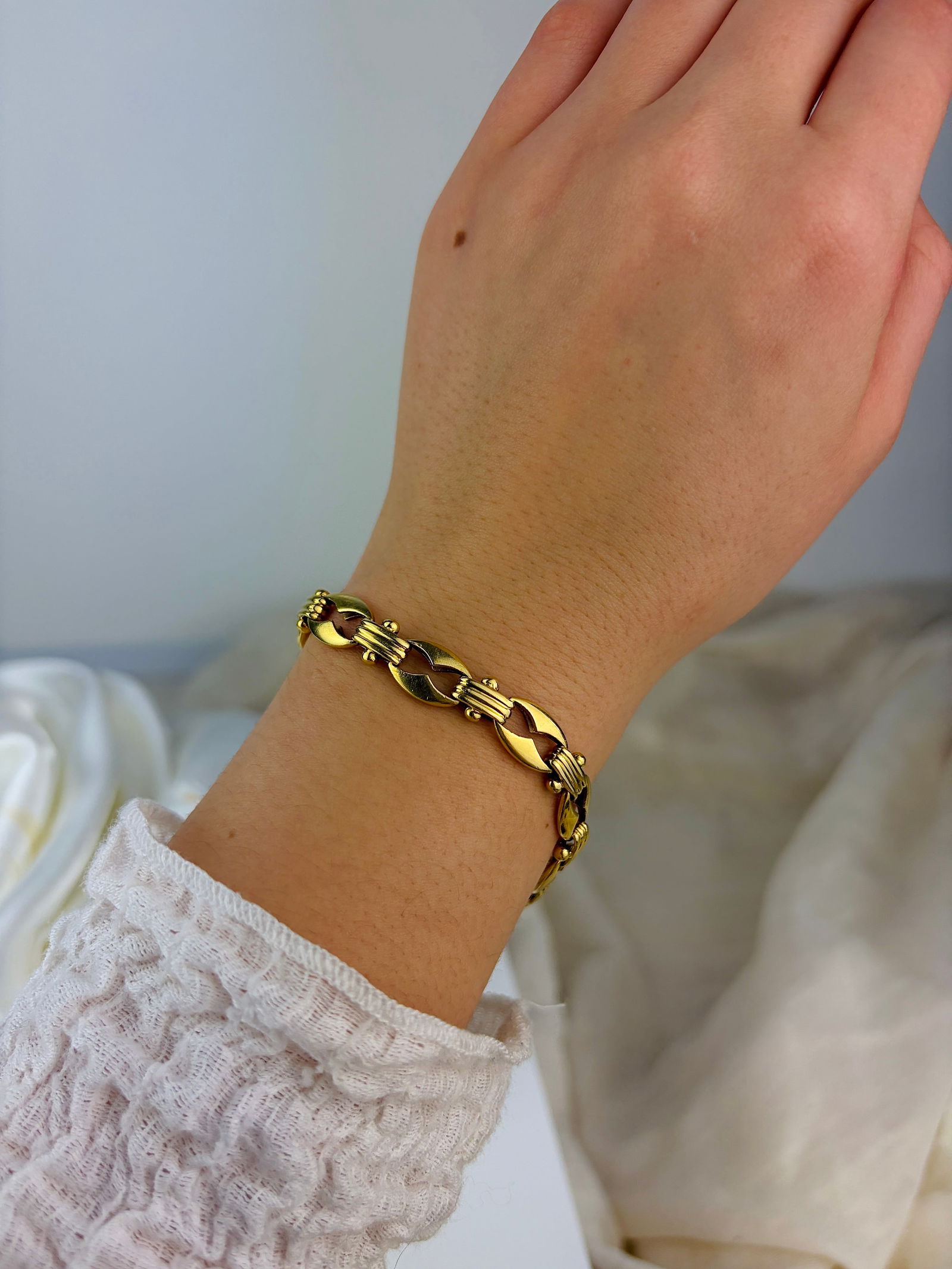 HEAVY 18CT YELLOW GOLD UNUSUAL LINK BRACELET - 7