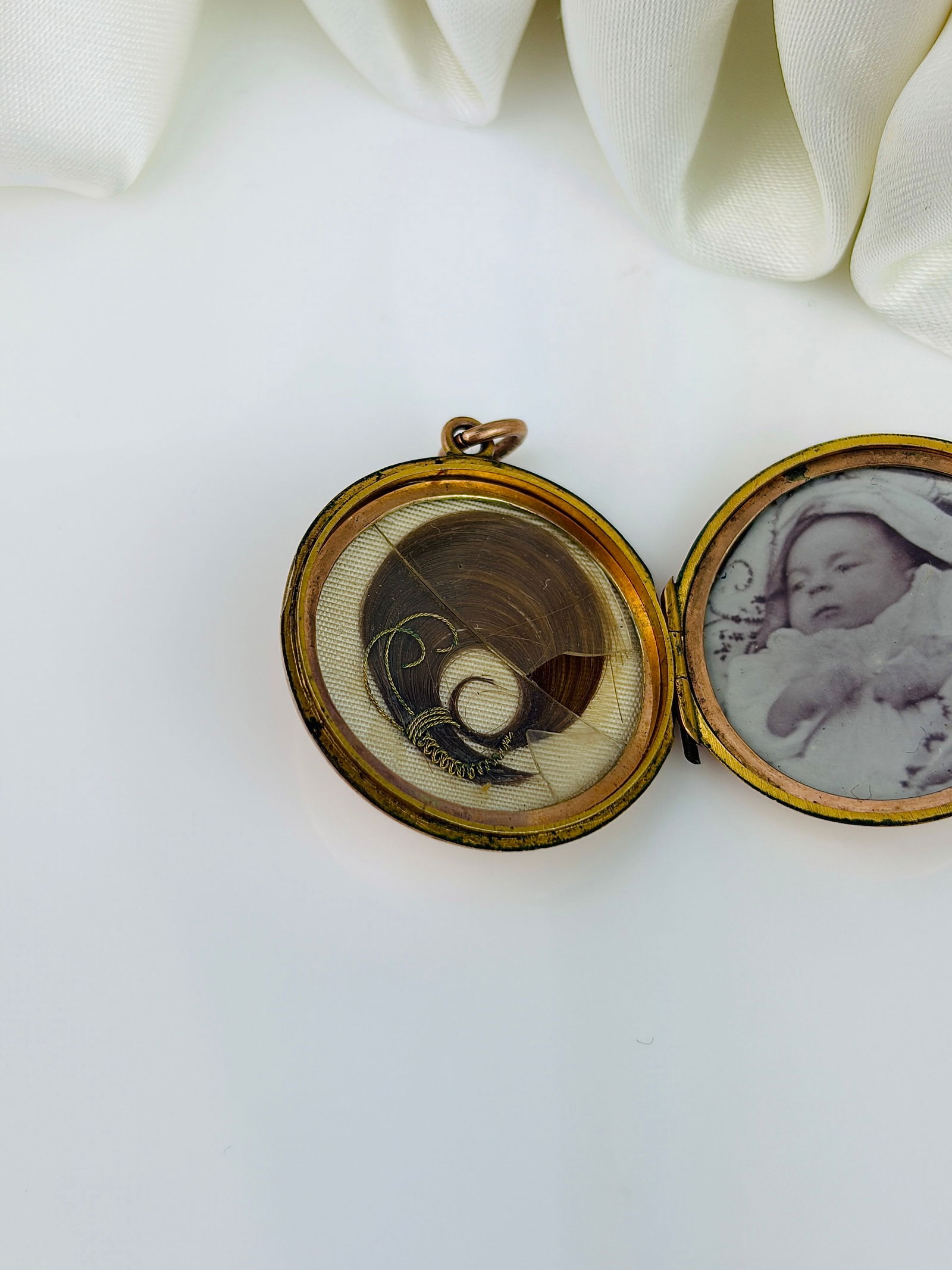 Antique C.1907 9ct Gold Opening Locket Pendant with Hair - 4